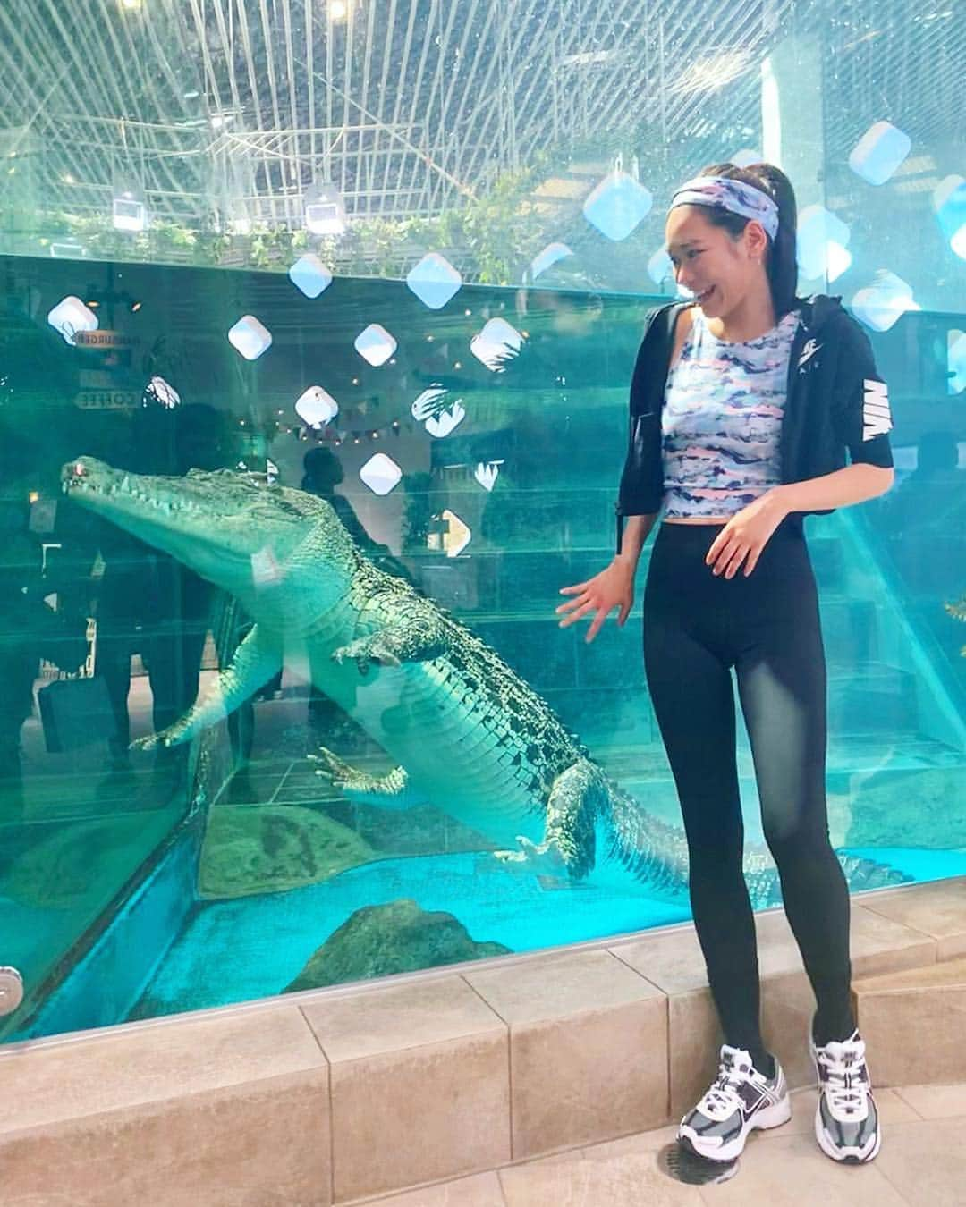 池田莉子さんのインスタグラム写真 - (池田莉子Instagram)「朝ヨガコーデ🐊✨﻿ NERGYの新作アイテム、リバティー柄が﻿ ニフレルの水族館とマッチしています。﻿ ﻿ ワニや、カピパラさん、鳥、いろんな動物に 会えて楽しかった。﻿ ヨガの後はみんなで2/22に産まれたばかりの﻿ ミニカバの赤ちゃんの命名式に参加しました。﻿ ﻿ お名前は、タムタムだそうです♡﻿ とても癒されました〜〜﻿ まだ行った事のない方は是非一度、ニフレルに﻿ 行ってみて下さいね！﻿ ﻿ ﻿ お隣、ららぽーと2Fにはスポーツシーンから﻿ 普段使いまで幅広く使える可愛いアイテムが揃った﻿ NERGYがありますよ〜💕﻿ たこ焼きも食べて満足満足♪﻿ ﻿ ﻿ #nifrel #nergyjapan #nike #art #artyoga﻿﻿﻿﻿ #morningyoga﻿﻿ #osaka﻿ #zoo #animal ﻿ ﻿ #ニフレル #ナージー #朝ヨガ #万博 #大阪 ﻿﻿﻿﻿ #アートヨガ #アート空間 #水族館 #動物園 #ワニ ﻿」4月15日 16時53分 - ricoikeda