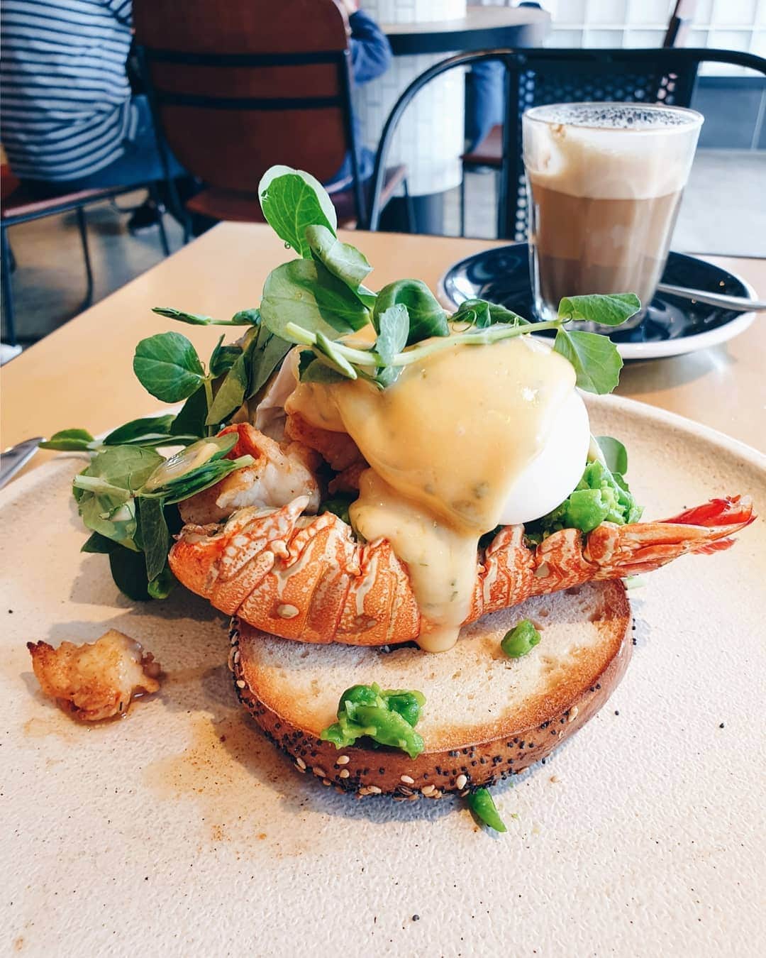 Erinaさんのインスタグラム写真 - (ErinaInstagram)「. Lobster benedict🥯🦞. . . #sydney #sydneyeats #sydneyfood #brunch #breakfast #Cafe #Lindfield #Northsydney #シドニー#オーストラリア#メルボルン#カフェ#海外#写真好きな人と繋がりたい #ファインダー越しの私の世界」4月15日 16時51分 - eliseaki