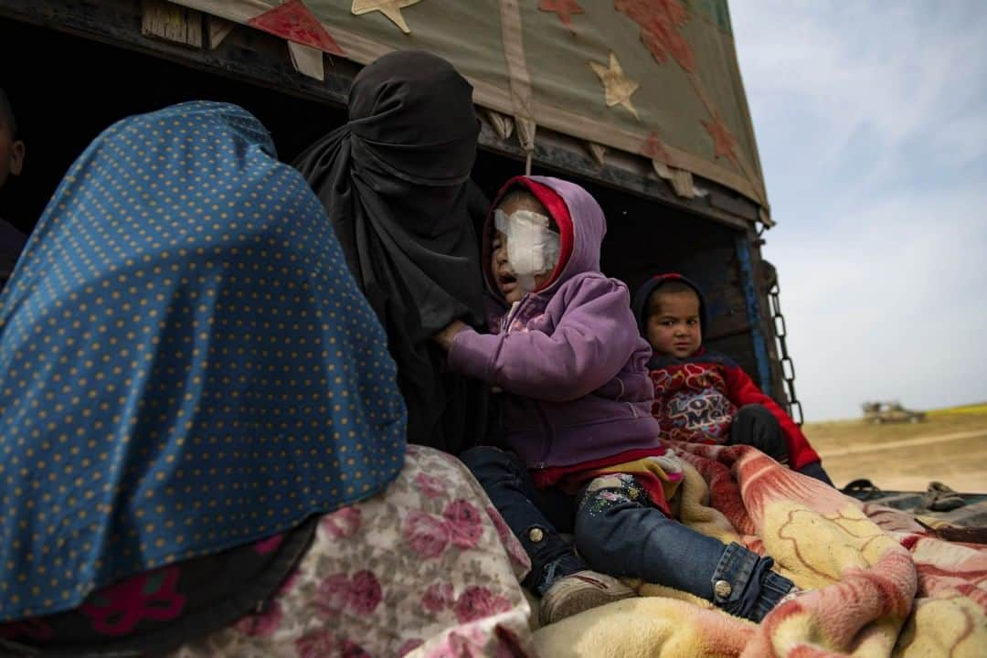 ナショナルジオグラフィックさんのインスタグラム写真 - (ナショナルジオグラフィックInstagram)「Photo by Lynsey Addario @lynseyaddario | A young Syrian boy, roughly three years old, hugs his mother as they wait to be transported after surrendering along with other women and children on the outskirts of Baghouz to Al-Hol camp in Hasaka Province. The boy was shot in the eye during fighting in Baghouz and was among many others who escaped wounded from the ongoing battle between U.S.- and coalition-backed Syrian Defense Forces (SDF) and ISIS. In the final days of the battle for Baghouz, mostly wives, children, and relatives of ISIS fighters are surrendering. The Syrian Democratic Forces claimed victory in late March over the last remaining sliver of land controlled by the brutal Islamic state in the town of Baghouz, as tens of thousands of the fighters’ family members surrendered through a human corridor set up by the SDF during the past six weeks under heavy bombardment and intense clashes. Women and children, most of whom continued to pledge their unwavering support of ISIS and some who were likely being used as human shields, had been living in tunnels and caves with limited food, medicine, and sanitation. A humanitarian crisis emerges as ISIS falls in northern Syria.」4月15日 17時02分 - natgeo