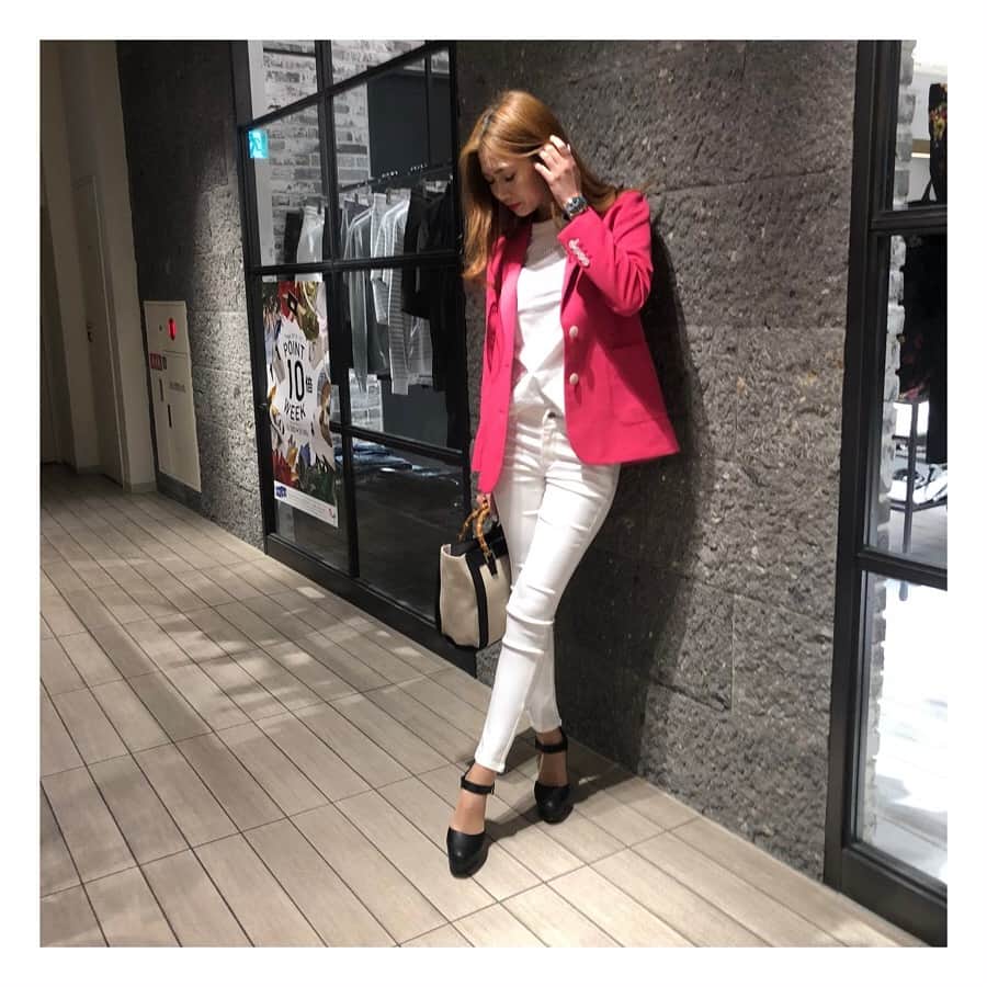 山田恵里伽のインスタグラム：「ホワイトコーデに 春らしくピンクジャケット💋 ・ ・ #ファッション #ホワイトコーデ #ジャケット #ラブレス #ギルドプライム #春コーデ #fashion #jacket #spring #loveless #guildprime #패션 #자켓 #봄옷」