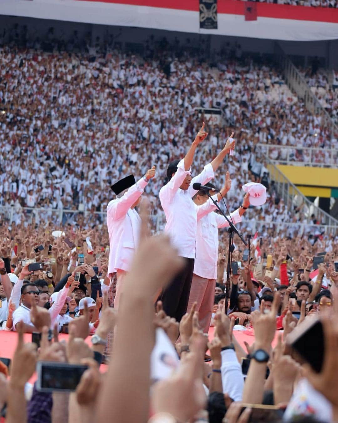 Raffi Ahmadさんのインスタグラム写真 - (Raffi AhmadInstagram)「Gambar ini bikin gw merinding… Gw melihat Indonesia Bersatu.  Gimana gak merinding, semua orang dari berbagai latar belakang, dari berbagai pelosok. Datang dan berkumpul, menyatu dalam satu warna.  Hati gw ikut bergetar, meskipun gak hadir di sana. Sebagai orang Islam, gw ngerasa, inilah rahmat terbesar bangsa kita guys, persatuan.. Semboyan Bhineka Tunggal Ika yang sering gw lihat di lambang negara kita, bener-bener terwujud nyata di sana.  Gw dengar sholawat nabi berkumandang. Gw liat juga orang dengan kalung salib ikut berbaur di sana. Dan gw yakin, banyak juga sodara-sodara kita yang Hindu, Budha, menyatu di sana.  Mereka bersatu untuk Indonesia. Mereka bersatu karena Indonesia. Mereka bersatu menjadi Indonesia.  Mereka menjadikan bangsa ini semakin keren, karena bersatu.  Ini yang bikin gw semakin terharu,  Mereka datang untuk #IndonesiaBersatu  Apapun yang terjadi, kita harus tetap begini guys. Harus tetap bersatu.  Hati kita tetap Indonesia.  #AkucintaIndonesia」4月15日 16時55分 - raffinagita1717