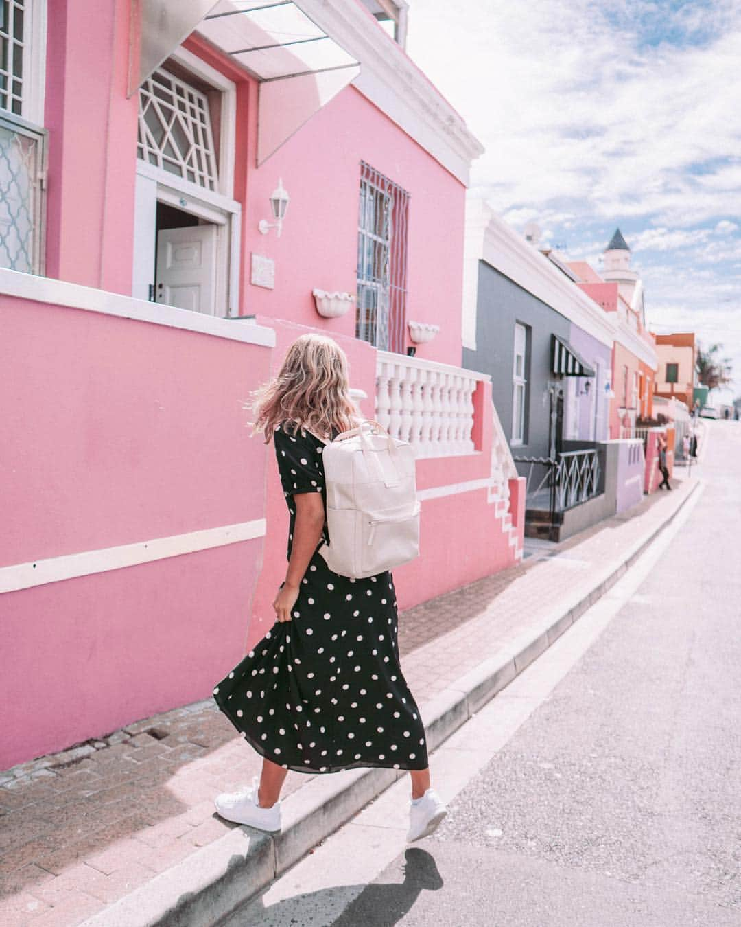 Kapten & Sonさんのインスタグラム写真 - (Kapten & SonInstagram)「'Make memories all over the world.' 🌎 💕 @julescecilia puts our Bergen Sandstone into a pink light! Have a sunny start into the new week, kaptens! 🙌🏼 #bekapten #kaptenandson .⠀ .⠀ .⠀ #mondaymood #mondaymotivation #newweeknewgoals #travelgram #traveling #traveladdicted #takemethere #vacationgoals #backpack」4月15日 16時57分 - kaptenandson