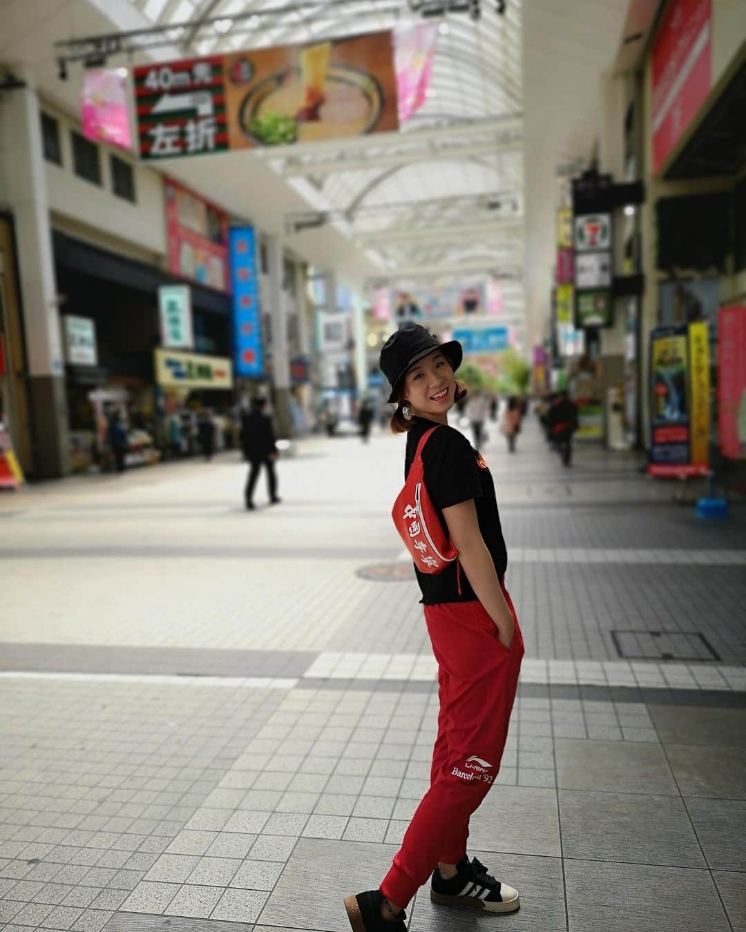 ジャン・ジェナリンのインスタグラム：「嘻嘻@中國李寧  #中國李寧 #lining #熊本下通り #instadaily #lifequotes #streetphotography」