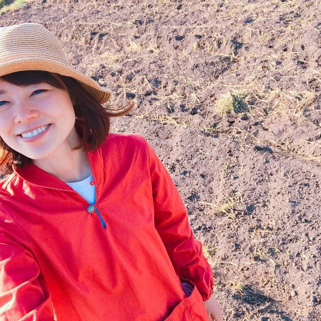 川瀬良子さんのインスタグラム写真 - (川瀬良子Instagram)「13日（土）に、 栃木県真岡市の畑に行ってきました〜🌈 『農縁プロジェクト』@nouenpj 平成最後の作業！ （動画1つ、写真6枚あります🌵） ・ まずは昨年のトマト、ピーマンなど枯れた株、 支柱の撤去。 そして、トラクターで耕して、 畝をみんなで立てて、 野菜の種まき！ ・ 種をまきながら、 仕事や恋愛、たわい無い話をするのですが、 これがまたみんなで農作業をやる 楽しみだったりもします😆👏🏻 ニンジン、スイスチャード、 レタス、バジルなどなど🌱 9畝に、みんなで種をまきましたよ〜！ 芽が出て野菜が成長したら… 畑に緑色が多くなって、 また違う景色になるんですよね～☘️ 成長が楽しみだなぁ～😊 ・ 最後に、 畑のすぐ近くの真岡鐵道のSLも見れました！ 菜の花畑と桜🌸とSL～♪ この季節にしか見られないですからね☀️ 素晴らしい👏🏻 みなさまお疲れ様でした～🌈 ・ ガッツリ農作業をしたので、 次の日もその次の日も 心地良い筋肉痛～😅 ・ 次に農縁の畑に行くときには 「令和」になってるかな～👏🏻 ワクワクしますね～🌱🌱🌱 ・ #栃木県 #真岡市 #農縁プロジェクト #農業 #agriculture #農作業 #農家 さん #畑 #トラクター #土 #畝 #畝立て #種 #種まき #野菜 #芽 #作業着 #workwear #農作業着  #農業女子 #クリフメイヤー #ソラシタ #エーグル #平成最後」4月15日 17時01分 - kawase_ryoko