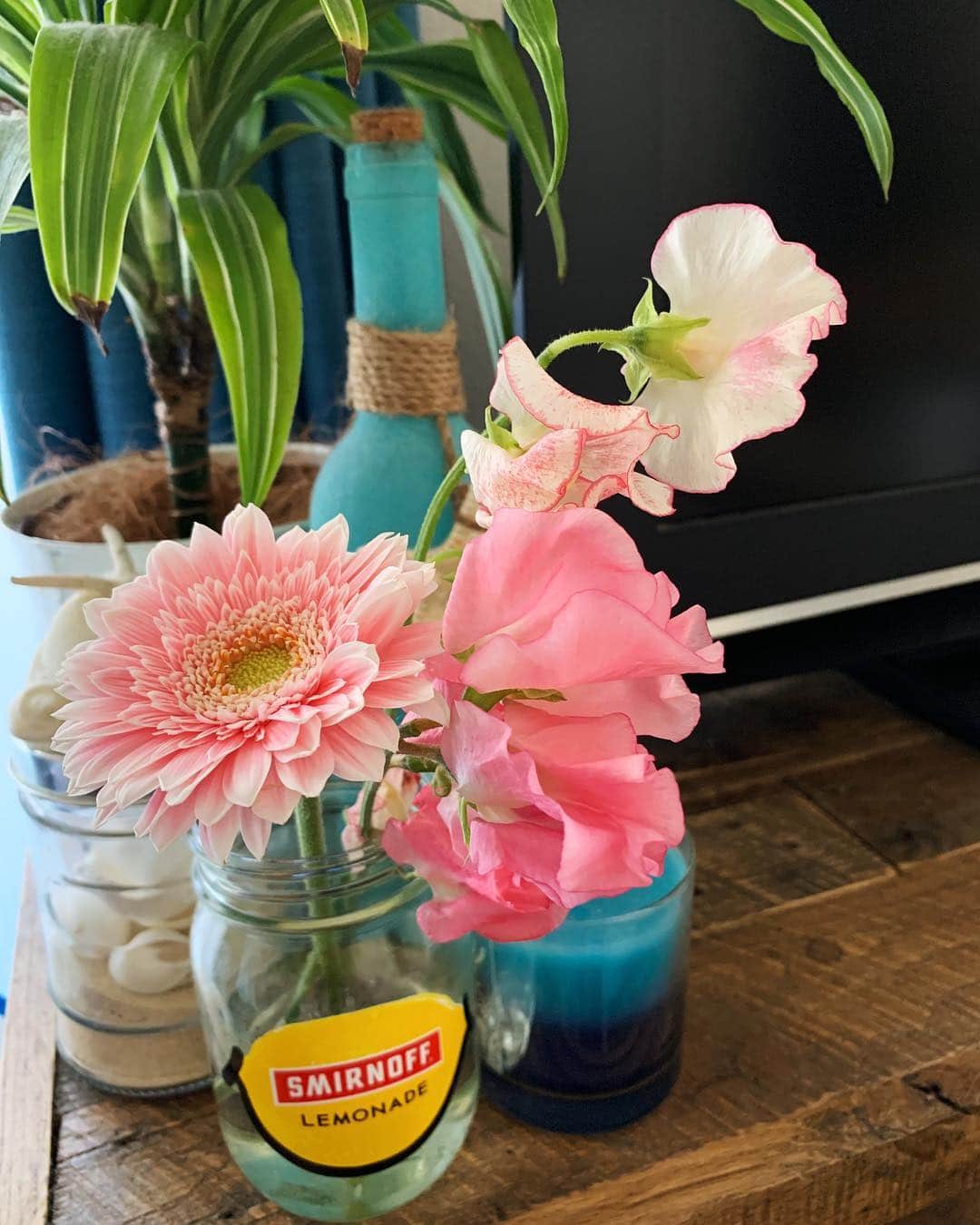 マイコ さんのインスタグラム写真 - (マイコ Instagram)「* @bloomeelife のお花が届きました🌸 先週バタバタで お花新しく出来なかったから助かった〜。 しかも今、母の日に向けてのキャンペーン中で ピンクのお花だった💐 毎回どんなお花が届くかわからないから それも楽しみ！！ ・ ・ ・ 今Bloomee LIFEさんでは このpostを見てくださった方限定で 「初回無料クーポン」がプレゼントされるそうです！ ・ クーポンコード：CAS61 ※有効期限：2019年6月30日 是非使ってみてね✨ ・ ・ ・ ・ #bloomeelife#キャスキッドソン#flower #bloomeelifeアンバサダー」4月15日 17時07分 - maicorori