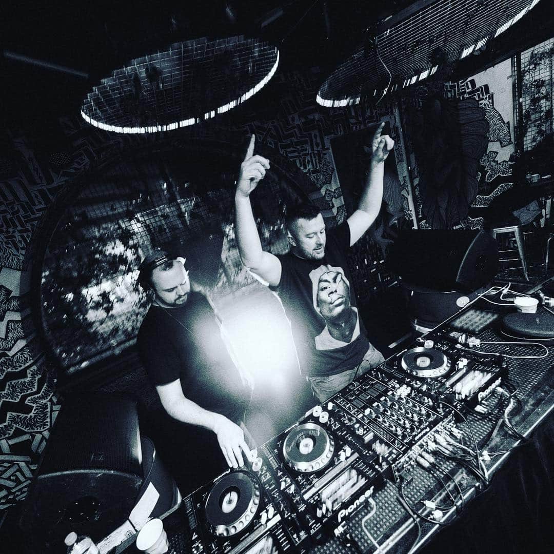 ジ・アストン・シャッフルのインスタグラム：「Hands up if you want a new club tune!」