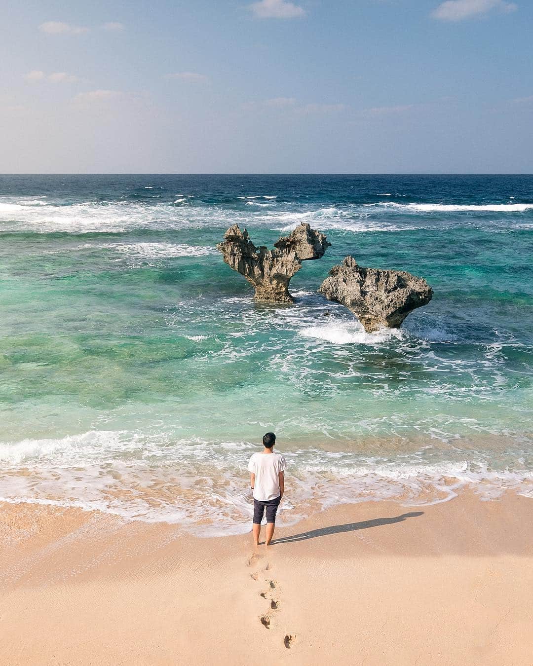 Be.okinawaさんのインスタグラム写真 - (Be.okinawaInstagram)「Kouri Island is often referred to as the island of love for its romantic heart-shaped rocks! 📷:@chopsticksontheloose #kouriisland #heartshapedrocks #beach #beachlife #beachlover #beachside #beokinawa #visitokinawa」4月15日 17時14分 - visitokinawajapan