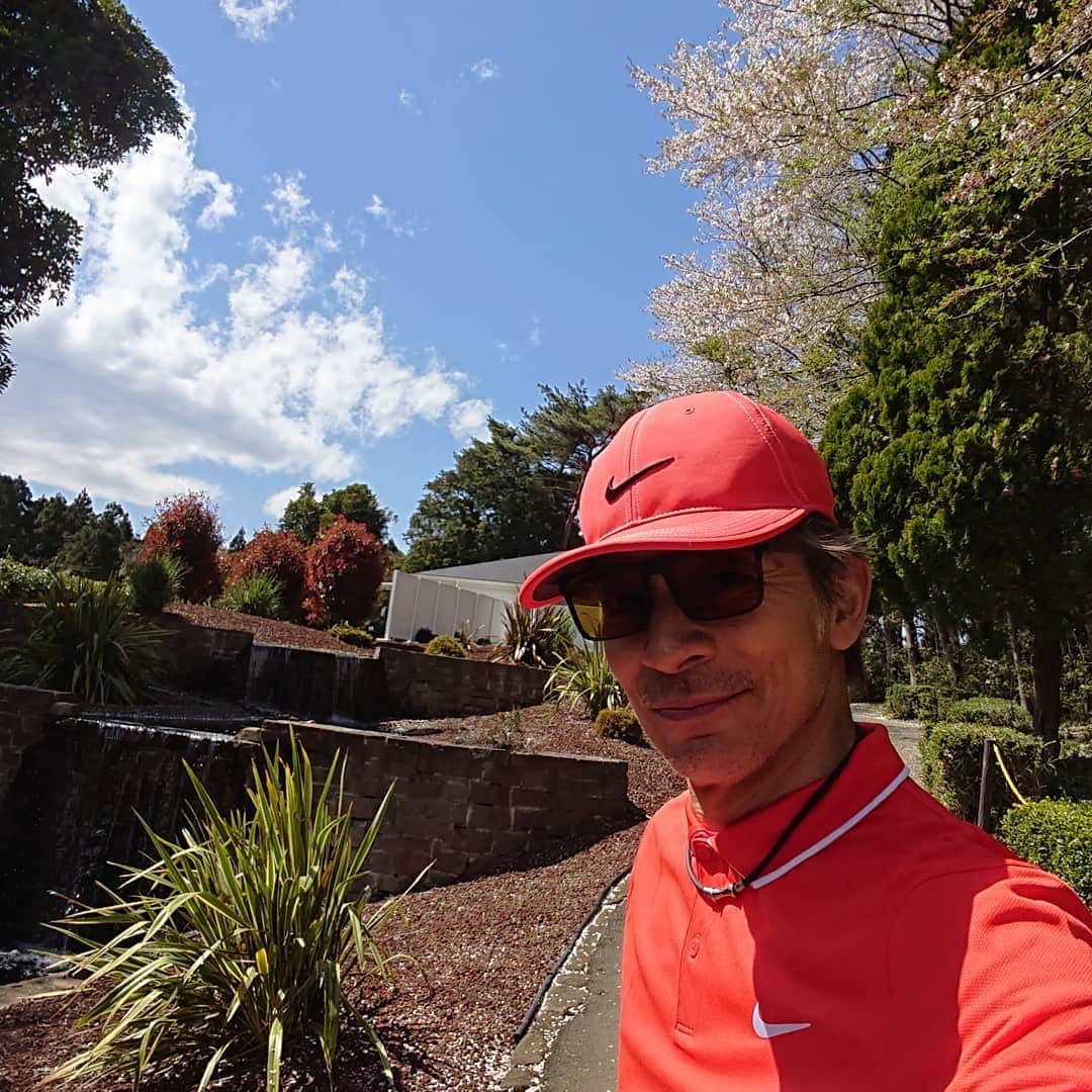 日比野玲さんのインスタグラム写真 - (日比野玲Instagram)「タイガー優勝ということで、レッドナイキ！ #golf#mastersgolf #天気は最高 #スコアは最悪」4月15日 17時17分 - aquilano_hibino