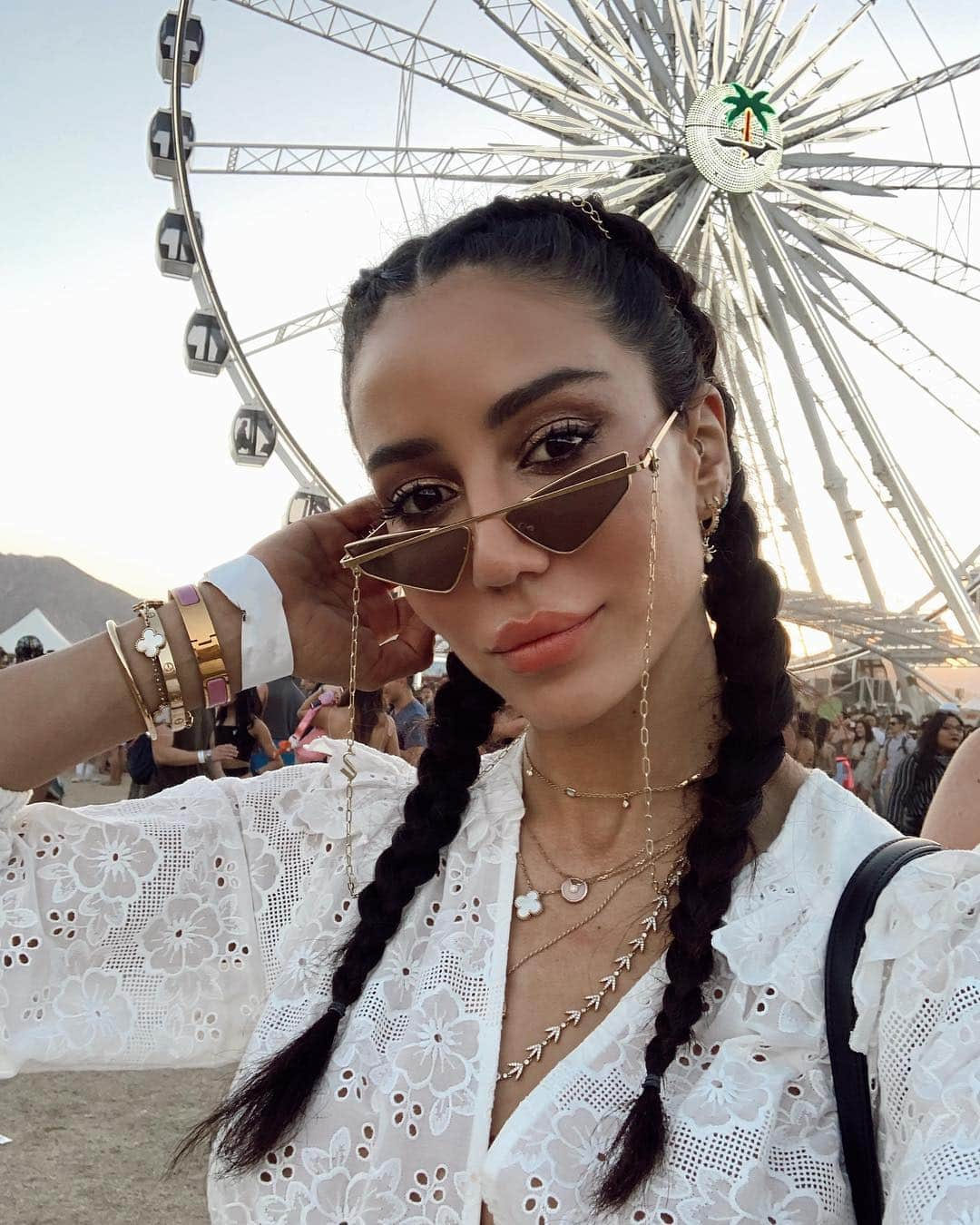 Tamara Kalinicさんのインスタグラム写真 - (Tamara KalinicInstagram)「Forever obsessed with this @yslbeauty Sequin Crush in 01 over my @soshady #SoExtra sunglasses. Also festival time = over accessorizing #ad」4月15日 17時17分 - tamara