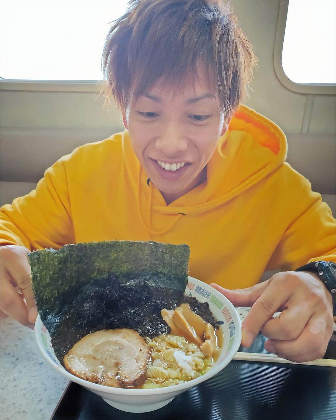 伊藤春香さんのインスタグラム写真 - (伊藤春香Instagram)「今回は佐渡汽船さんのお仕事。﻿ ﻿ 新潟港から「おけさ丸」で佐渡へ。﻿ ﻿ 船の中で売ってた、﻿ トキのパッケージの牛乳が﻿ 可愛かったんだけど﻿ 残念ながら﻿ 販売休止中だった。﻿ ﻿ 船内ではおめあてだった﻿ 1日10食限定の﻿ 佐渡牛炙りバーガー🍔と﻿ 岩のりラーメン🍜を。﻿ ﻿ #はあちゅう佐渡 #佐渡汽船 #佐渡牛 #佐渡﻿ #佐渡牛炙りバーガー #岩のりラーメン #新潟港﻿ #おけさ丸 ﻿#佐渡旅行 #サク旅 #サク旅佐渡  #manucuristgreen」4月15日 17時28分 - ha_chu