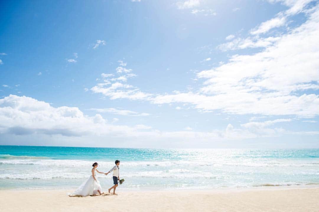 クチュールナオコウエディングさんのインスタグラム写真 - (クチュールナオコウエディングInstagram)「* * * ハワイの中でも人気のワイマナロビーチは白い砂とマリンブルーの海なのでフォトスポットとしても人気🏝 * 絵画のような素敵な写真が撮れます📸 * Area ： #ハワイ  location：#ワイマナロビーチ  model ：@kurumikahn @kaio_0130  hair&make ：@bilino_naoko  photographer ：@recuerdohawaii * * ＝＝＝＝＝＝＝＝＝＝ * * @couturenaoco_resortwedding * 【#クチュールナオコウェディング】をつけてぜひ投稿&フォローしてくださいね♬ このアカウントでご紹介させていただきます💕 * * ・・・・・・・・・・・・・・・・ 🎀クチュールナオコウェディングとは ・・・・・・・・・・・・・・・・ . 「挙式日はいちばん素敵におしゃれをする日」をコンセプトにドレスショップならではの感性で、 ドレス・タキシードはもちろんのこと、挙式やパーティー、フォトなど おふたりのご希望に合わせたウエディングスタイルをトータルコーディネート👗 特別なその日を快適に迎えるためのお手伝いをいたします♡ * ・・・・・・・・・・・・・・・・ 🎀クチュールナオコが選ばれる4つのポイント ・・・・・・・・・・・・・・・・ . 👗ドレスショップならでは♪ドレスが圧倒的に豊富 . ✈️トータルコーディネートから旅行まで♪挙式以外もしっかりサポート . ⛪理想の挙式スタイルが叶う♪豊富なエリアと会場 . 💁日本人専任スタッフがお手伝い♪安心の現地サロン * ・・・・・・・・・・・・・・・・ 🎀クチュールナオコサロン情報 ・・・・・・・・・・・・・・・・ .  銀座本店・札幌店・仙台店・名古屋店・京都店・心斎橋店・神戸店・福岡店 . . ◆◇リゾートウェディング相談会🌴開催中◇◆ . クチュールナオコ各店では無料相談会を実施しています♪ 毎月のフェアではスペシャル特典もございますので、ぜひご来店お待ちしております♡ . 資料請求・来店予約は、@couturenaoco_resortwedding プロフィールのHP🔗から♬ * * #クチュールナオコ #couturenaoco  #クチュールナオコウェディング  #couturenaocowedding #ナオコウェディングストーリー #naocoweddingstory  #ウェディング #結婚 #結婚式 #花嫁 #ハワイウェディング #ハワイ挙式 #ハワイ結婚式 #リゾートウェディング #ウェディングフォト #ハワイフォトウェディング #wedding #resortwedding  #プレ花嫁 #結婚式準備 #花嫁準備 #2018秋婚 #2018冬婚 #2019春婚 #2019夏婚」4月15日 17時28分 - couturenaoco_resortwedding
