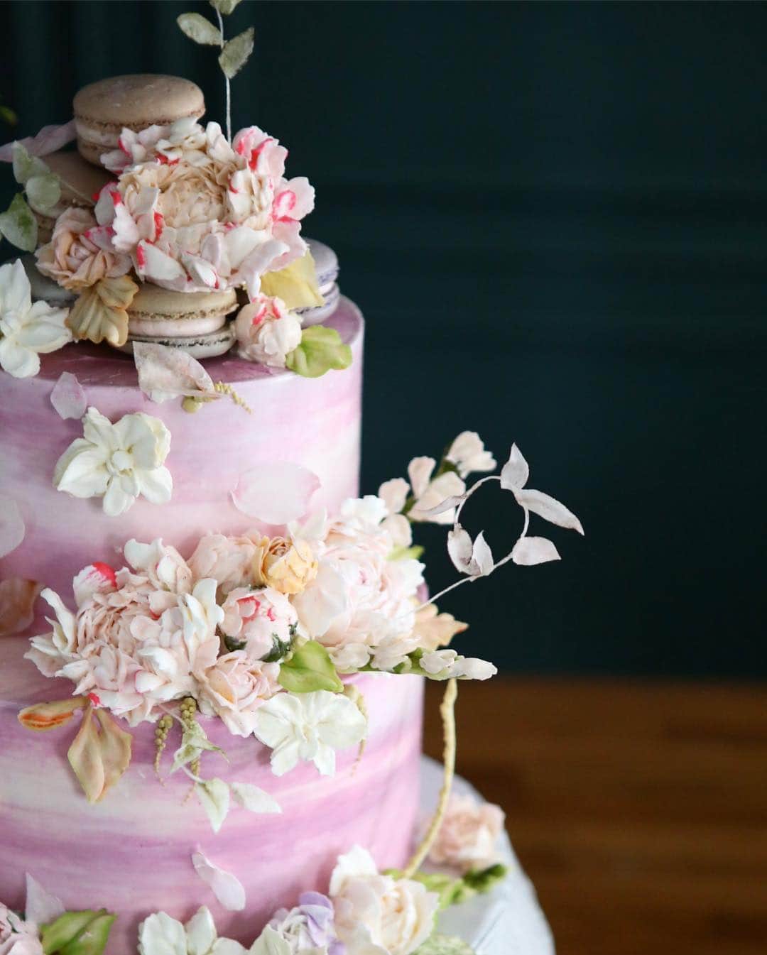 청담 수케이크 (atelier soo)さんのインスタグラム写真 - (청담 수케이크 (atelier soo)Instagram)「ㅡ weddingcake -with @maryme_flowercake ㅡ #flower #cake #flowercake #partycake #birthday #weddingcake #buttercreamcake #buttercream #designcake #soocake  www.soocake.com vkscl_energy@naver.com」4月15日 17時22分 - soocake_ully