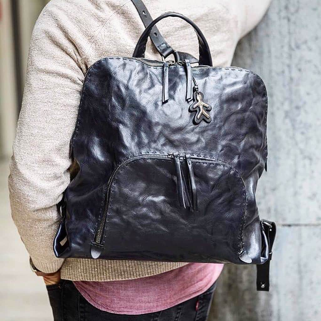 エンリーベグリンのインスタグラム：「Not only for women. Style is a way to say who you are without having to speak.  #henrybeguelin#backpack#vegetaltannedleather#pieghetato#inchiostro#color#」
