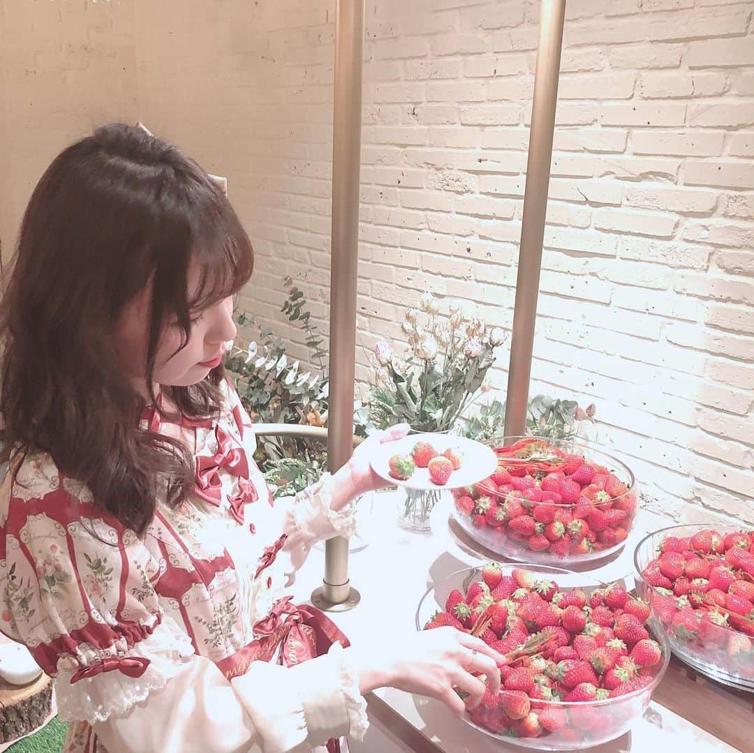 皆方由衣さんのインスタグラム写真 - (皆方由衣Instagram)「いちご食べ放題は嬉しい♡ #fruitpicnic」4月15日 17時28分 - yuiminakata