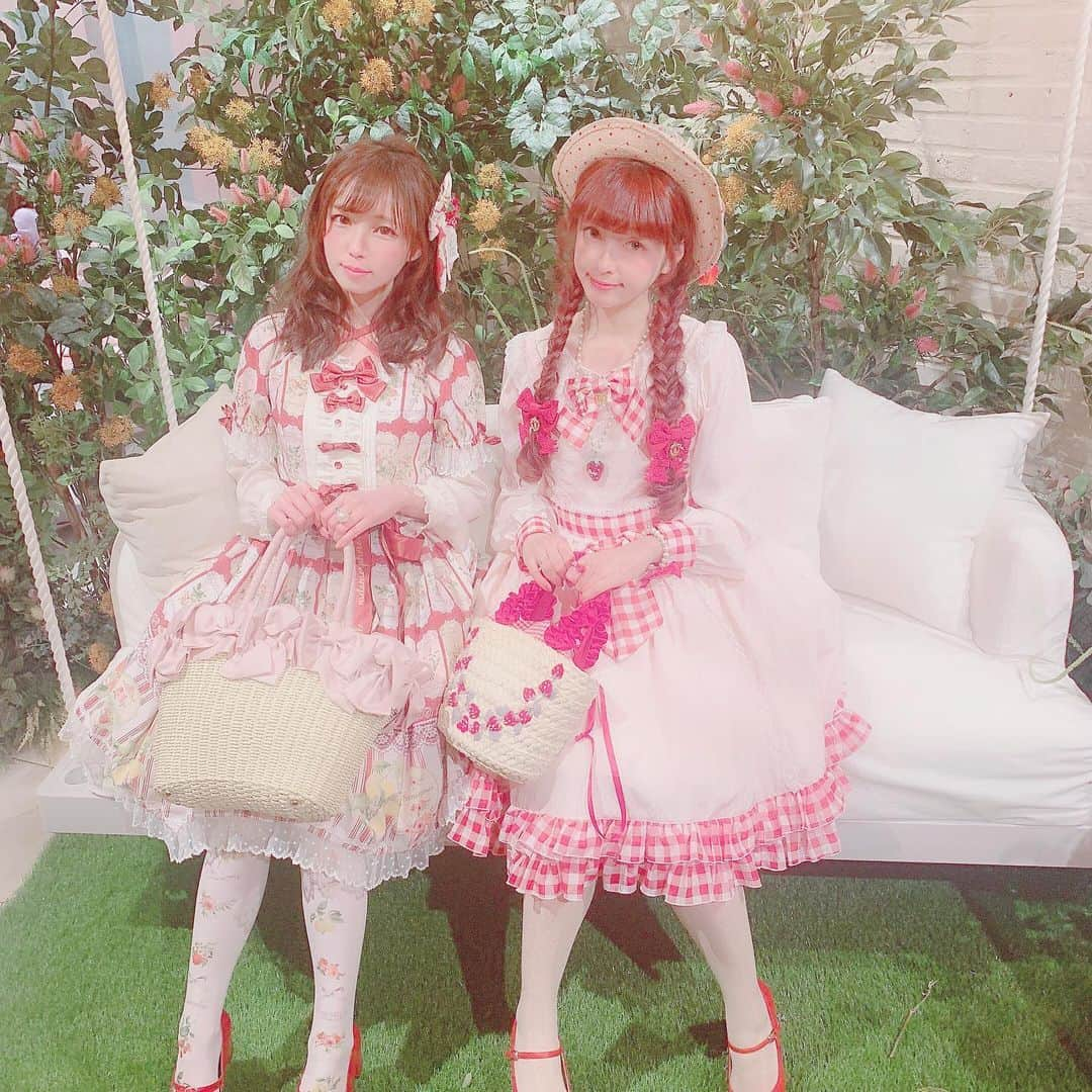 皆方由衣さんのインスタグラム写真 - (皆方由衣Instagram)「@misakoaoki と！ 癒し空間だったな♡  #fruitpicnic」4月15日 17時30分 - yuiminakata