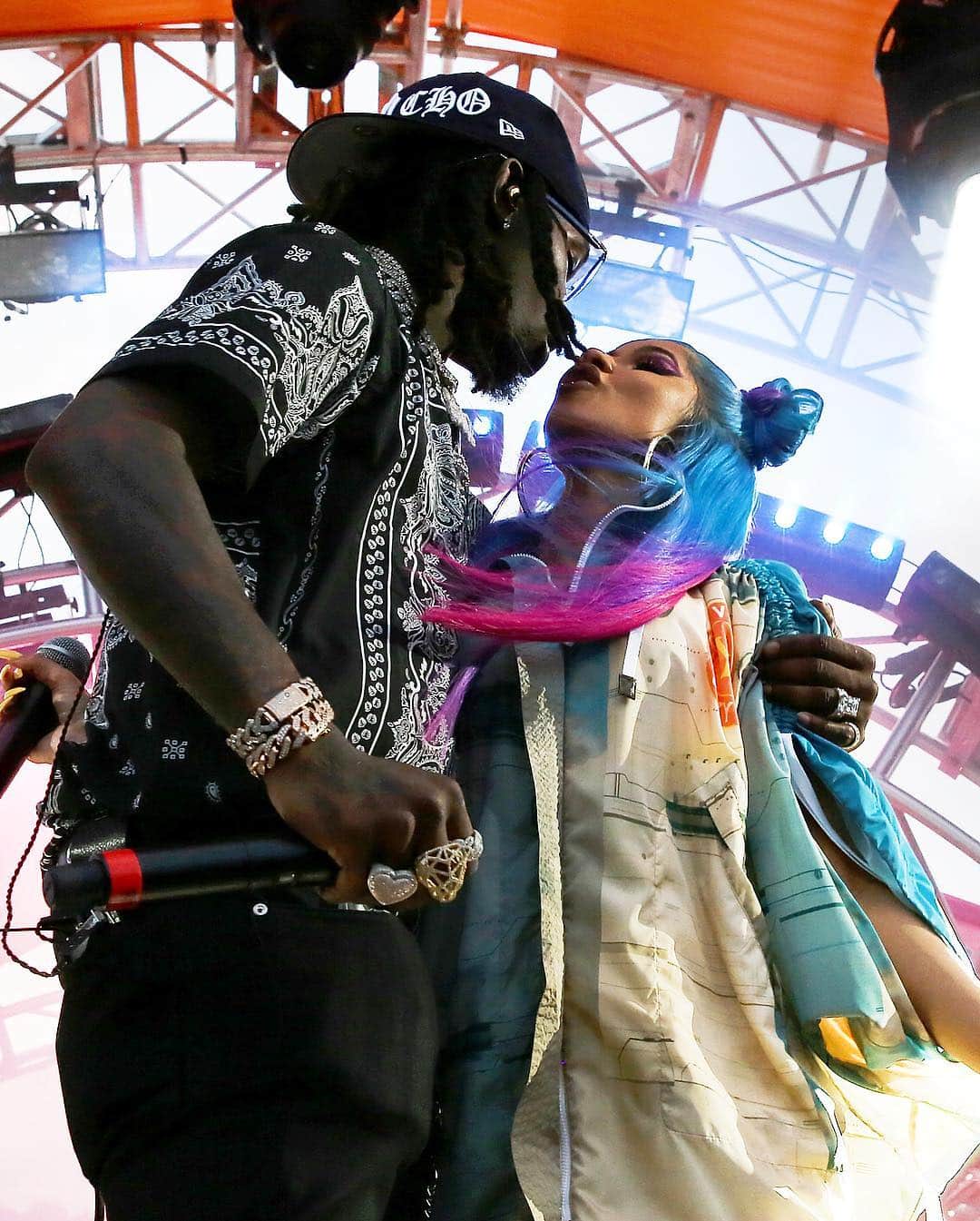 Just Jaredさんのインスタグラム写真 - (Just JaredInstagram)「@iamcardib is joined on stage by husband @offsetyrn during her performance at the #REVOLVEfestival party held during @coachella! #CardiB #Offset #Coachella Photos: Getty」4月15日 17時34分 - justjared