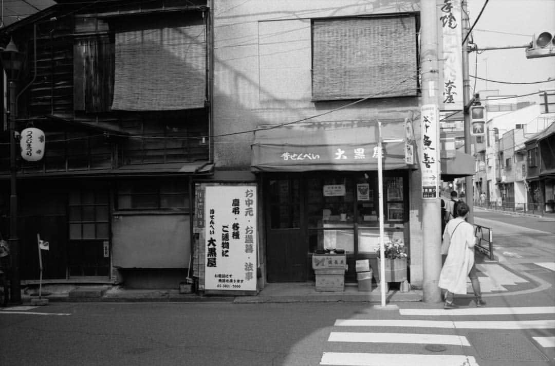 田島貴男さんのインスタグラム写真 - (田島貴男Instagram)「スナップ #フィルムカメラ #leicam2 #trix400 #summaron35  #summilux50  #自家現像」4月15日 17時47分 - tajimatakao