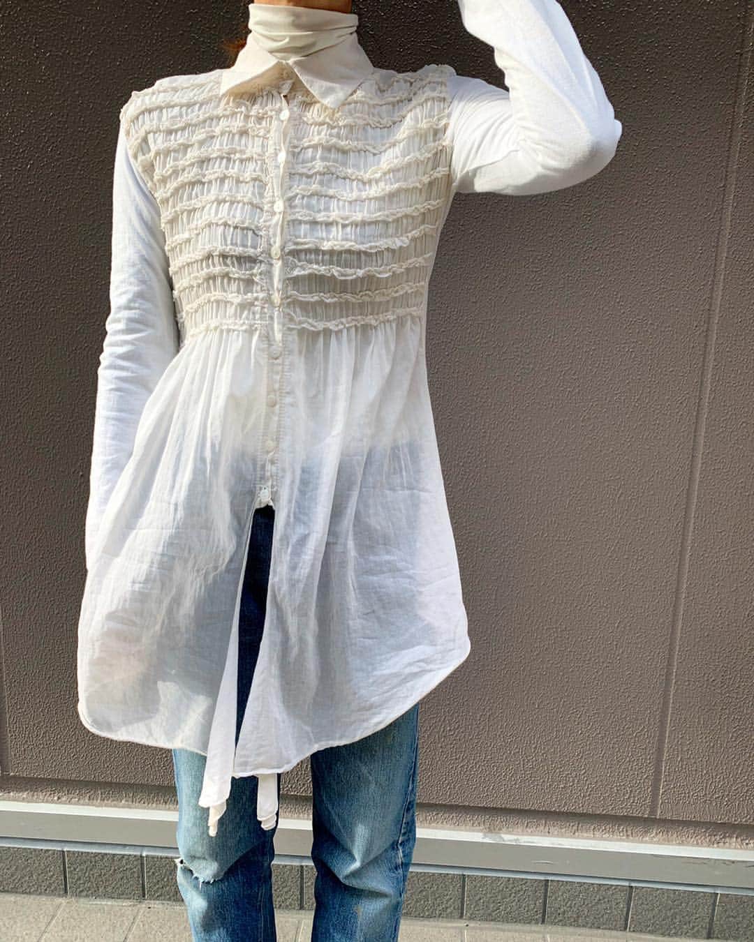 ジャムルさんのインスタグラム写真 - (ジャムルInstagram)「Lady's frill design shirt ¥5000+tax 肩幅 38cm 身幅 43cm 着丈 前87cm 後60.5cm 袖丈 58.5cm . 通販も可能です。 お問い合わせはお電話で承ります。 . #お問い合わせはお電話で承ります #jammru  #osaka  #fashion  #streetstyle  #streetfashion  #vtg  #vintage  #used  #usedclothing  #古着 #古着屋 #ファッション #70s #80s #90s #jammru_ladies」4月15日 17時46分 - jammru