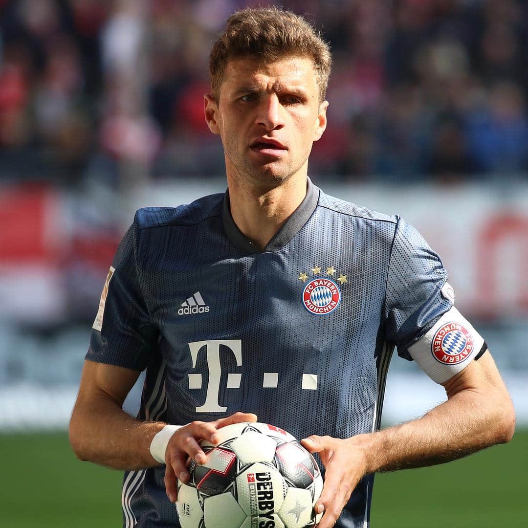 トーマス・ミュラーのインスタグラム：「Back on the top of the league after the 4-1 victory in Düsseldorf. 👍🏼😀But @manuelneuer sustained torn muscle fibres in his calf and @aussenrist15 suffered a minor strain 😪 #f95fcb #fcbayern #esmuellert #misanmia #getwellsoon #matshummels #manuelneuer」