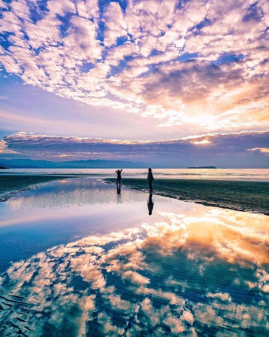 のインスタグラム：「⠀ Sky both above and below. Located in Kagawa Prefecture, the mirror-like Chichibugahama Beach is the perfect place to reflect on life and walk on the clouds.  #JAL #MyAprilAdventure⠀ ⠀ 360度一面が空。⠀ 香川県・父母ヶ浜では美しい水鏡を楽しむことができます✨✨⠀ .⠀ .⠀ photo by @ju_ur1 Post your memories with #FlyJAL⠀ ⠀ #JapanAirlines⠀ #japan #kagawa #chichibugahama #awesome_earthpix #magicalmoment」