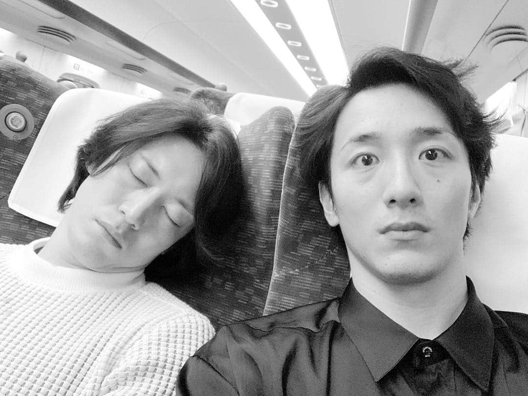大貫勇輔さんのインスタグラム写真 - (大貫勇輔Instagram)「帰りの新幹線🚅 お互い疲れて寝てしまったところを盗撮し合う。笑 織ちゃんはバッタリ会ったらしい！ 僕は寝てるところを起こされたけど。笑 #宮尾俊太郎 #最高の仲間 #bestfriend  大阪は二人で一緒にいれて楽しかったね✨ はー、寂しい。。。」4月15日 17時49分 - yusukeonuki_official