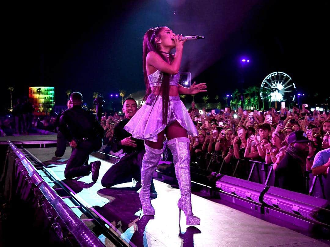 のインスタグラム：「thank u @arianagrande 📷: Kevin Mazur, @charles.reagan」