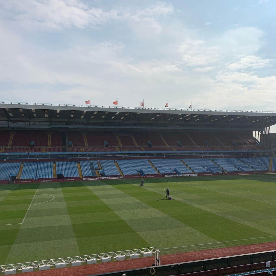 アストン・ヴィラFCさんのインスタグラム写真 - (アストン・ヴィラFCInstagram)「‪Today, we are flying our flags at half mast to honour the 30th anniversary of the Hillsborough disaster.‬ . ‪#AVFC‬」4月15日 17時54分 - avfcofficial