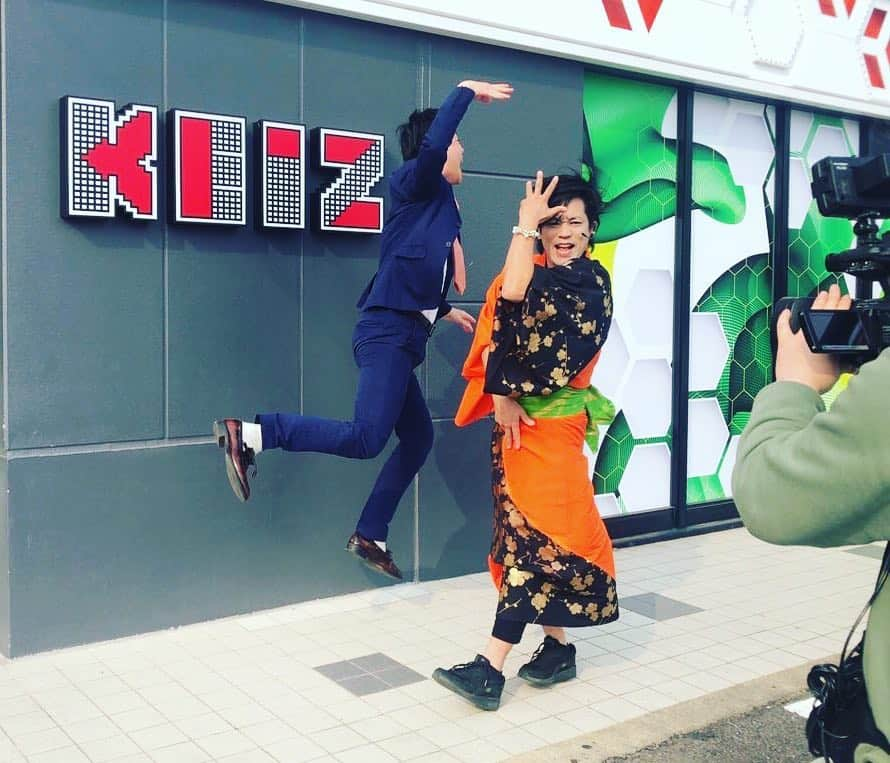 しゅうぺいさんのインスタグラム写真 - (しゅうぺいInstagram)「先日パチFUNの収録で名古屋と三重に行ってきました🚄  なんという自由で楽しい収録だったのか この写真で伝わればと思います‼️笑 またパチFUN行きたいなー🌈  O.Aの日程はまた告知します✨  それにしても飛んでるなー俺👍  #パチFUN#三重#名古屋#パチンコ#ぺこぱ#松陰寺太勇#シュウペイ#オスカープロモーション#お笑い#芸人#サッカー#おもしろ荘#着物#ローラーシューズ#heelys」4月15日 17時56分 - pekopa.shupei