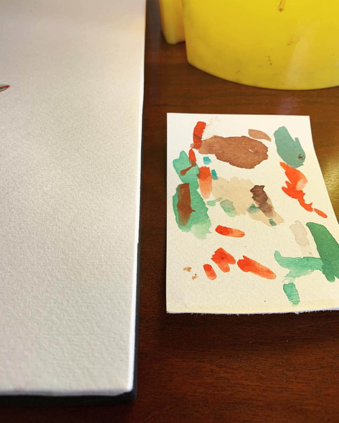 あだちなみさんのインスタグラム写真 - (あだちなみInstagram)「仕事机より🎨 今日は一旦違うお仕事。 毎月の可愛い子描きました。 さ、くまちゃん仕事の続きに戻ります。 . . #仕事机 #制作中 #装画 #watercolor #くまのがっこう は💣___🔥 #あだちなみ」4月15日 17時59分 - adachi_nami