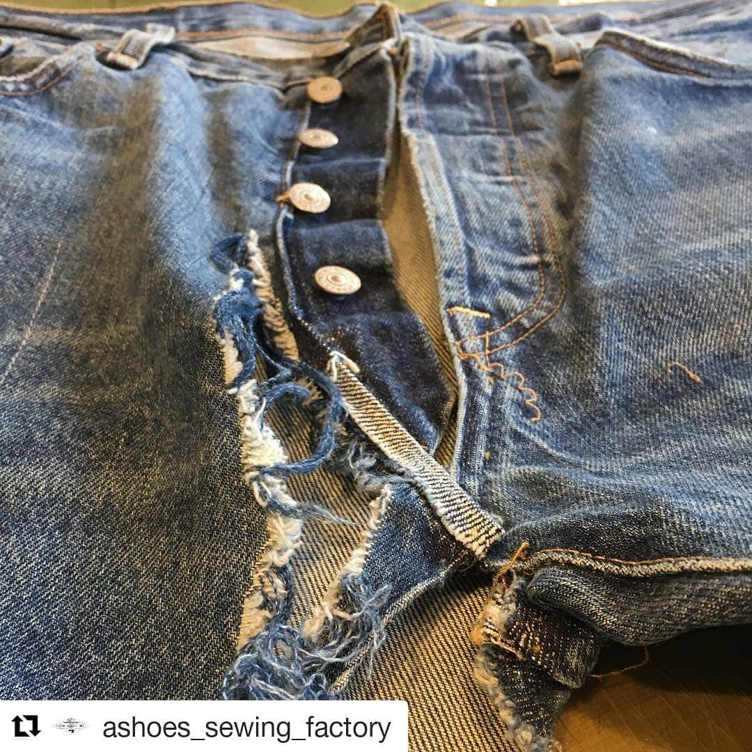 select shop「ASHOES」 SHOP STAFFのインスタグラム：「#Repost @ashoes_sewing_factory (@get_repost) ・・・ 持ち出し横の裂けのリペア。  何がどうして こうなった？ 想像は膨らみます…  ワケかかわらず どんなリペアもいたします^_^  お気軽に ご相談ください。 −−−−−−−−−−− ジーンズを カッティングから 丸縫いしています。  シルエットの別注も 可能です。  リペアへのフィードバック。 またその逆を 日々貯め込みながら。 −−−−−−−−−−− #リメイク #デニムリペア #ジーンズ修理 #デニム修理 #サイズ変更 #幅出し #handmade #ハンドメイド #ashoes #亜洲'S #さいたま #大宮 #デニム #ジーンズ #裾上げ #チェーンステッチ #お直し #リペア #穴埋め #タタキ #singersewing #Unionspecial #sewing #sewingmachine #ミシン #シンガーミシン #ユニオンスペシャル #jukI #unionspecial43200g」