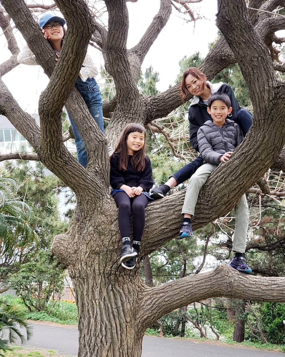 佐藤純さんのインスタグラム写真 - (佐藤純Instagram)「昨日は、公園でピクニック🍙  木登りしたり(笑)… リップスティックしたり…  ドッチビーしたり…。 久々のリップスティック。  ぎゃ〰️ぎゃ〰️言いながらも乗れた！  出だしが難しいんだよね〰️🏂💦 真っ暗になるまで遊んでました。  帰りは温泉へ♨️ #ピクニック #木登り #リップスティック #ウェイブボード #キャスターボード #ママ友 #ママ#ママモデル#モデル #mama #mamamodel #model」4月15日 18時07分 - junsatoidea