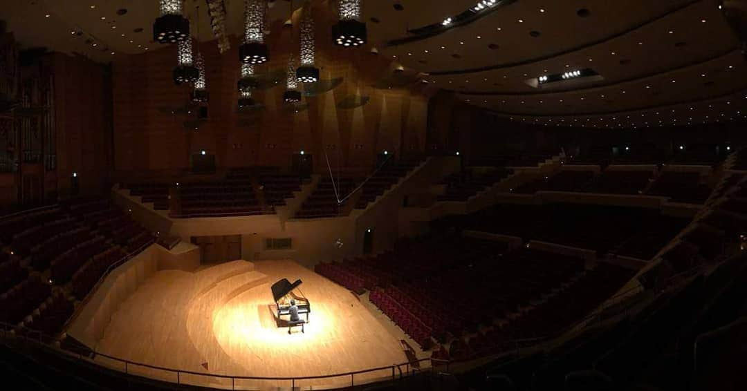 福間洸太朗さんのインスタグラム写真 - (福間洸太朗Instagram)「Thank you very much, Suntory Hall and all the people who supported me for this concert!! Special thanks to Miki Ando @miki_m_ando0403 for the gorgeous flowers! . . 聴きにいらしてくださった皆様は勿論、この公演に関わった全ての方、遠くから私を応援してくださった皆様にも心から感謝いたします。 . . . #NaxosJapan #BechsteinJapan #Bechstein #Musicianslife #Pianist #pianorecital #SuntoryHall #ナクソスジャパン #ベヒシュタインジャパン #ベヒシュタイン #ミヤザワカンパニー #サントリーホール #ピアノリサイタル」4月15日 18時07分 - kotarofsky