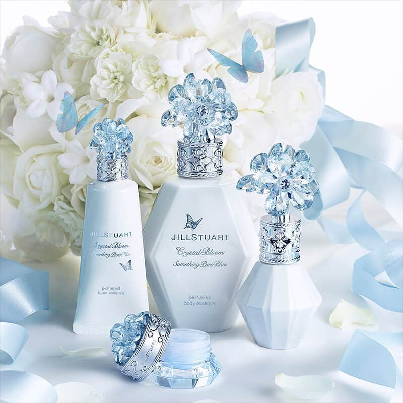 JILLSTUART BEAUTYさんのインスタグラム写真 - (JILLSTUART BEAUTYInstagram)「JILL STUART Crystal Bloom Something Pure Blue limited items . ～Something Four（サムシングフォー）～ 結婚式の当日に「なにか新しいもの」「なにか借りたもの」「なにか古いもの」「なにか青いもの」の４つを 取り入れることで、永遠の幸せが続くという 言い伝えがあります。 . 大切な日にはSomething Blue「なにか青いもの」を取り入れて。 幸運を呼ぶ“Blue Butterfly”のモチーフで よりいっそう、あなたに幸せが舞い降りますように... . #JILLSTUART #JILLSTUARTBeauty #somethingpureblue #somethingblue #wedding #サムシングピュアブルー#サムシングブルー  #サムシングピュアブルーオードパルファン  #サムシングピュアブルーパフュームドボディエッセンス  #サムシングピュアブルーパフュームドハンドエッセンス  #サムシングピュアブルーエッセンスボディバーム  #サムシングピュアブルーフェイスアンドボディパウダー  #サムシングピュアブルーマイリップス  #サムシングピュアブルーシマリングリップエッセンス」4月15日 18時10分 - jillstuartbeauty