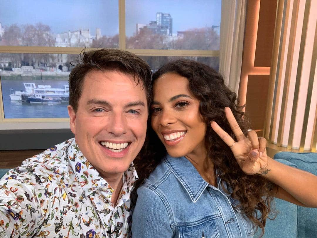 ジョン・バロウマンさんのインスタグラム写真 - (ジョン・バロウマンInstagram)「We are on the sofa! @thismorning @itv @rochellehumes jb」4月15日 18時22分 - johnscotbarrowman