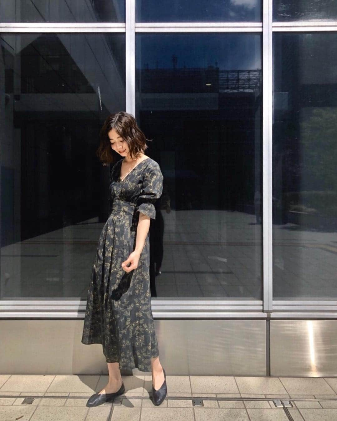 Ameri VINTAGE LUMINE SHINJUKUさんのインスタグラム写真 - (Ameri VINTAGE LUMINE SHINJUKUInstagram)「. 【PICKUP ITEM】 . CAROLINE RETRO DRESS ¥15,700 (+tax) . @aym__319  174㎝ . インスタライブでも人気のあった インド綿を使用したワンピース❤︎ . 薄手で柔らかい生地なので 夏でも快適にご着用いただけます！ . ベージュは完売しておりますが、 ブラックはまだ在庫ございます。 真っ黒すぎないカラーで重たい印象になりにくいので こちらのカラーもおすすめです✨ . 是非店頭でお試しくださいませ。 . . #amerivintage #ameri #cotton #dress  #shinjuku #lumine2」4月15日 18時14分 - ameri_shinjuku