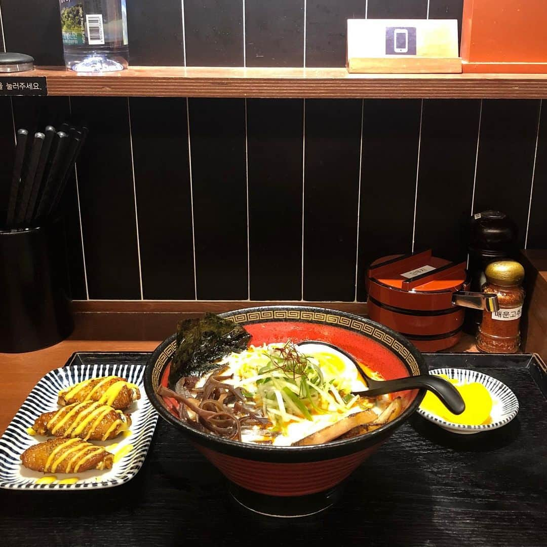 キュリ さんのインスタグラム写真 - (キュリ Instagram)「🍜맛있는 라멘 만드는 것도 배우고 싶다!  #마루이치라멘  #단골예약이요🙋🏻」4月15日 18時14分 - qtfreet