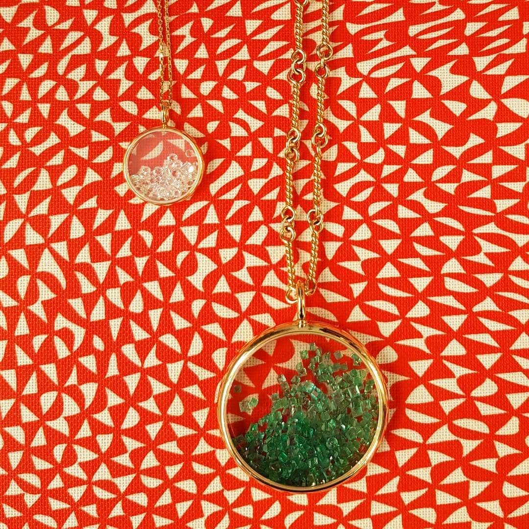オーレリービダマンのインスタグラム：「Life is graphic, it’s fantastic 💚#aureliebidermann #chivor #finejewelry #mondaymood」