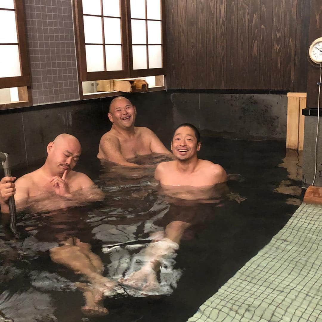 小宮山瑞季さんのインスタグラム写真 - (小宮山瑞季Instagram)「安田大サーカスの団長が送ってくれた写真★ 阿智村でふと撮影してくれたんです！ 自然な笑顔～✩.*˚(笑) ・ そして、この写真とともに、 なぜか3人の入浴シーンもいただきました。笑 温泉のシーンは立ち会ってないので、番組で見ようと思います♨︎😌 放送は今月27日です！ 詳細は後日～🐻💕 ・ #阿智村 #ポートレート #スマホ #笑顔 #不意打ち #団長 #安田大サーカス #撮影 #嬉しい #モデル #風 #カメラ #温泉 #入浴 #仲良し #番組 #サプライズ #取材 #ロケ #貸切 #風呂 #気になる #hotsprings #春 #レジャー #長野放送 #小宮山瑞季 #アナウンサー #撮影のためタオルを使用しています」4月15日 18時15分 - komiyama_mizuki