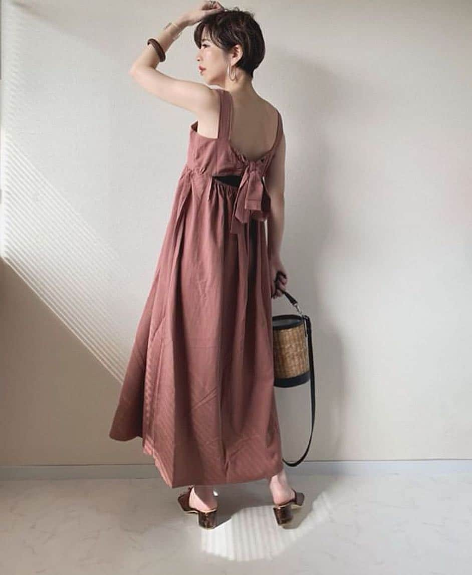 titivateさんのインスタグラム写真 - (titivateInstagram)「. . 【 style share 】 バックリボンエプロンワンピース 品番:ATXQ2061 ¥3,990+tax . @misato36 様、素敵なコーディネートをありがとうございます✨ バックスタイルのリボンがかわいいワンピース❤️ リゾートワンピとしても使えて、GWシーズンの旅行にもぴったりです🏖🐠 . STYLE SHARE 募集中！ titivateのアイテムを取り入れてコーデを投稿しよう！ ハッシュタグは『#titivatestyle』 . 素敵な着こなしで、もしかしたらtitivateのアカウントで紹介されちゃうかも⁈ 「リアル」で「身近」なオシャレコーデを楽しみにしています♪ . #titivate #ティティベイト #ファッション #ロングワンピース #ワンピース #バックリボン . . #Repost @misato36 ・・・ 夏にやりたいコーデ🌴 ・ バックスタイルがかわいい @titivatejp さんの#バックリボンエプロンワンピース ❤︎ ・ このワンピどの角度からも可愛くて とってもオススメ😉👍✨ ・ 切り替えも高い位置にあるし スタイルアップにもなって◎ —————————————— #wear #fashion #cordinate #ootd #mineby3mootd #titivate #titivatestyle #ティティベイト #minia #ミニア #おしゃれさんと繋がりたい #大人カジュアル #ロングワンピース #クリアサンダル #プチプラコーデ #夏コーデ #リゾートスタイル」4月15日 18時19分 - titivatejp