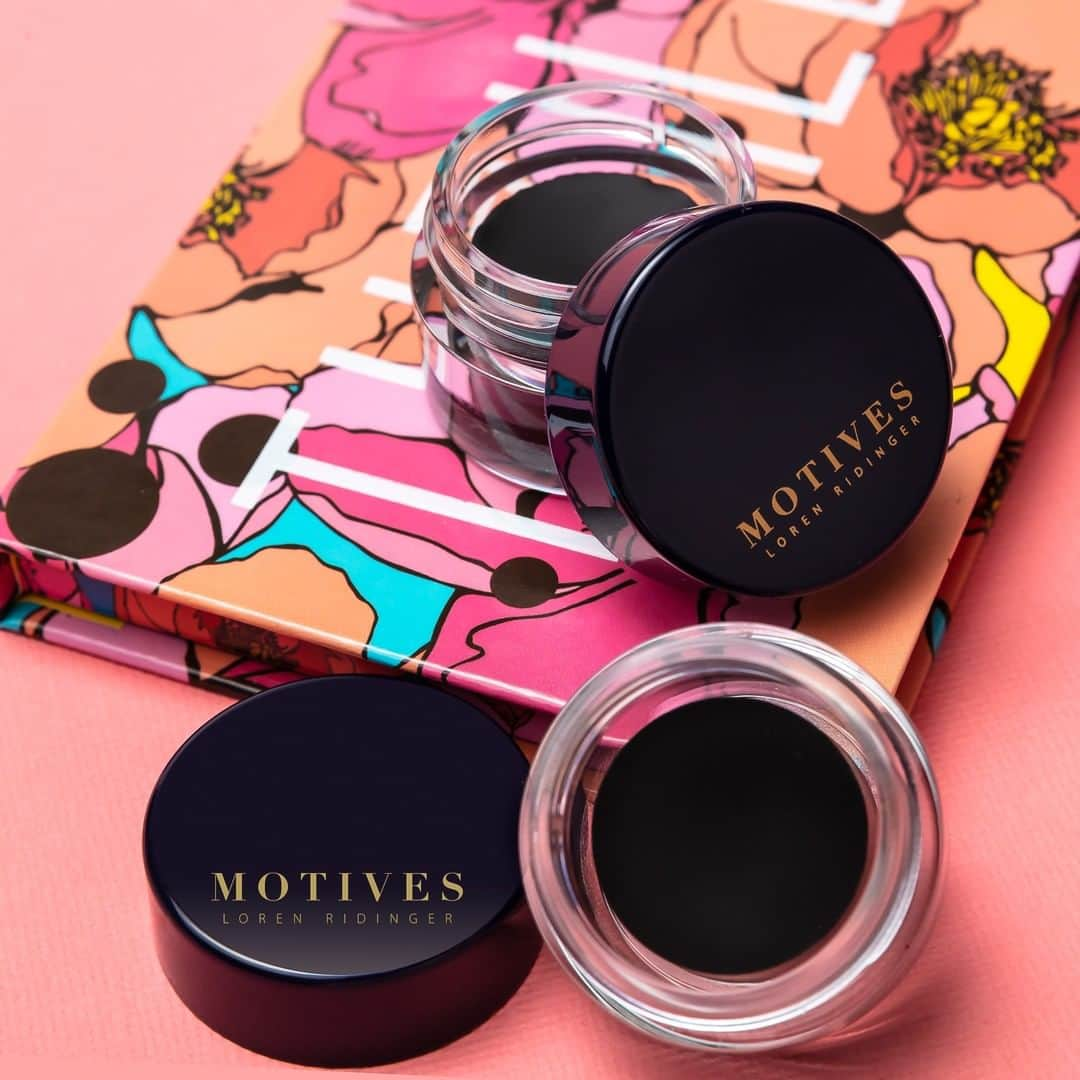 Motives Cosmeticsさんのインスタグラム写真 - (Motives CosmeticsInstagram)「A unique, mineral-based formulation that allows the precision of a liquid liner with the ease of a gel-based formula. The eyeliner glides on smoothly and precisely, then quickly dries down to a silky-soft finish🖤. . . . . #motives #motivescosmetics #makeup #mua #makeuplove #makeupartist #naturalmakeup #beauty #worldmakeupartist #makeupadict #makeupobsessed #eyeliner #geleyeliner #drawoutsidethelines」4月15日 18時20分 - motivescosmetics