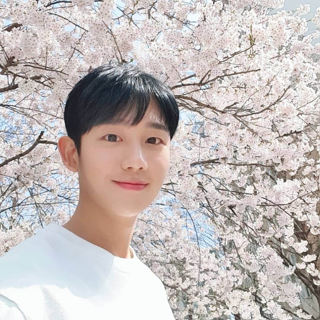 チョン・ヘインさんのインスタグラム写真 - (チョン・ヘインInstagram)「🌸」4月15日 18時25分 - holyhaein