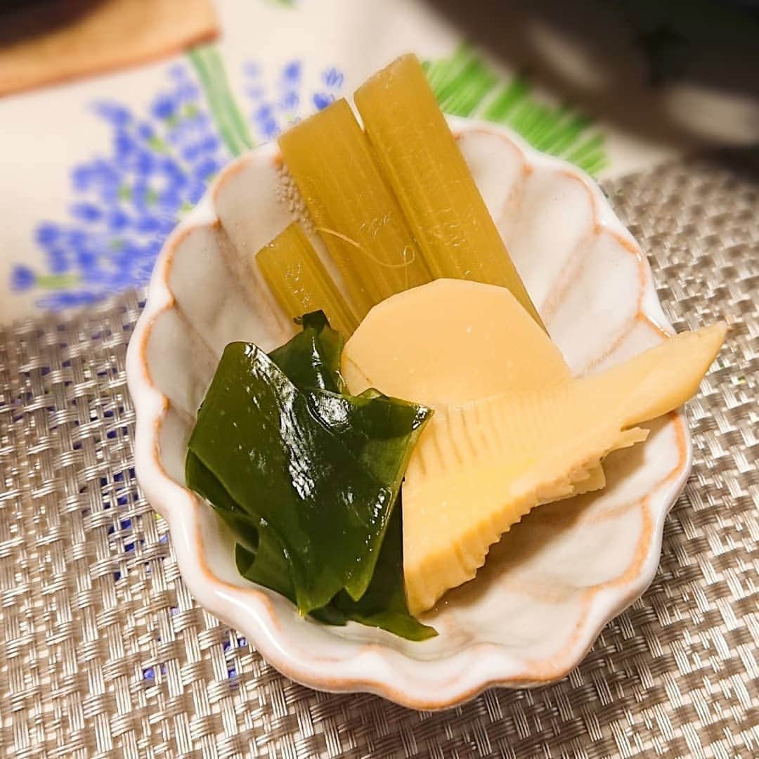 佐藤実絵子さんのインスタグラム写真 - (佐藤実絵子Instagram)「〔#竹の子パーティー 〕ごはんのきろく🍴 * 献立は… 🔸竹の子入り焼売 🔸竹の子とふきとわかめの煮物 🔸竹の子ごはん 🔸お味噌汁 🔸椎茸の肉詰め 🔸わかめと搾菜のチャーハン * おうちでアク抜きした竹の子😊たくさんお料理するんだーと思ってたけど、意外とそんななかった😂 * たこ焼き器で作る焼売は旦那さんが大好きなので❤️でも竹の子細かくしすぎて存在感少なかった💦 * 竹の子ごはんは大大大好評！竹の子とお揚げと空豆をいれてみました！ そして個人的にはふきがめちゃめちゃうまい！下処理の仕方も覚えたのでまた作ろう💪 * 椎茸の肉詰めは、小籠包の余っていたタネを冷凍してあり、詰めたやつで、チャーハンは冷やご飯を食べきるために作りました。本当はチャーハンにも竹の子いれるはずが足りず(笑) ちなみに、チャーハンは作ってみりんのレシピ。もーめっっちゃくちゃ美味しくておすすめ！ * 昨日は旦那さんに「食べるもの全てがウマイ😲✨」と言ってもらえたので大満足！ やっぱり竹の子って美味しい😭❤️でも高い。そして食べられる部分少ない←皮剥いたときの淋しさ(笑) でも、まだ作りたい料理が残っているので、旬のうちにもう一回竹の子パーティーをしたいです💦 * * #みえこごはん #包まないシュウマイ #包まない焼売 #シュウマイ #焼売 #竹の子づくし #竹の子ご飯 #夕ごはん #夜ごはん #春献立 #二人ごはん #ふたりごはん #おうちごはん #おうちごはんlover #しあわせごはん #家庭料理 #献立 #デリスタグラム #デリスタグラマー #クッキングラム #うつわ好き #うつわ #instafood #lovefood #foodstagram #japanesefood」4月15日 18時27分 - mieppp624