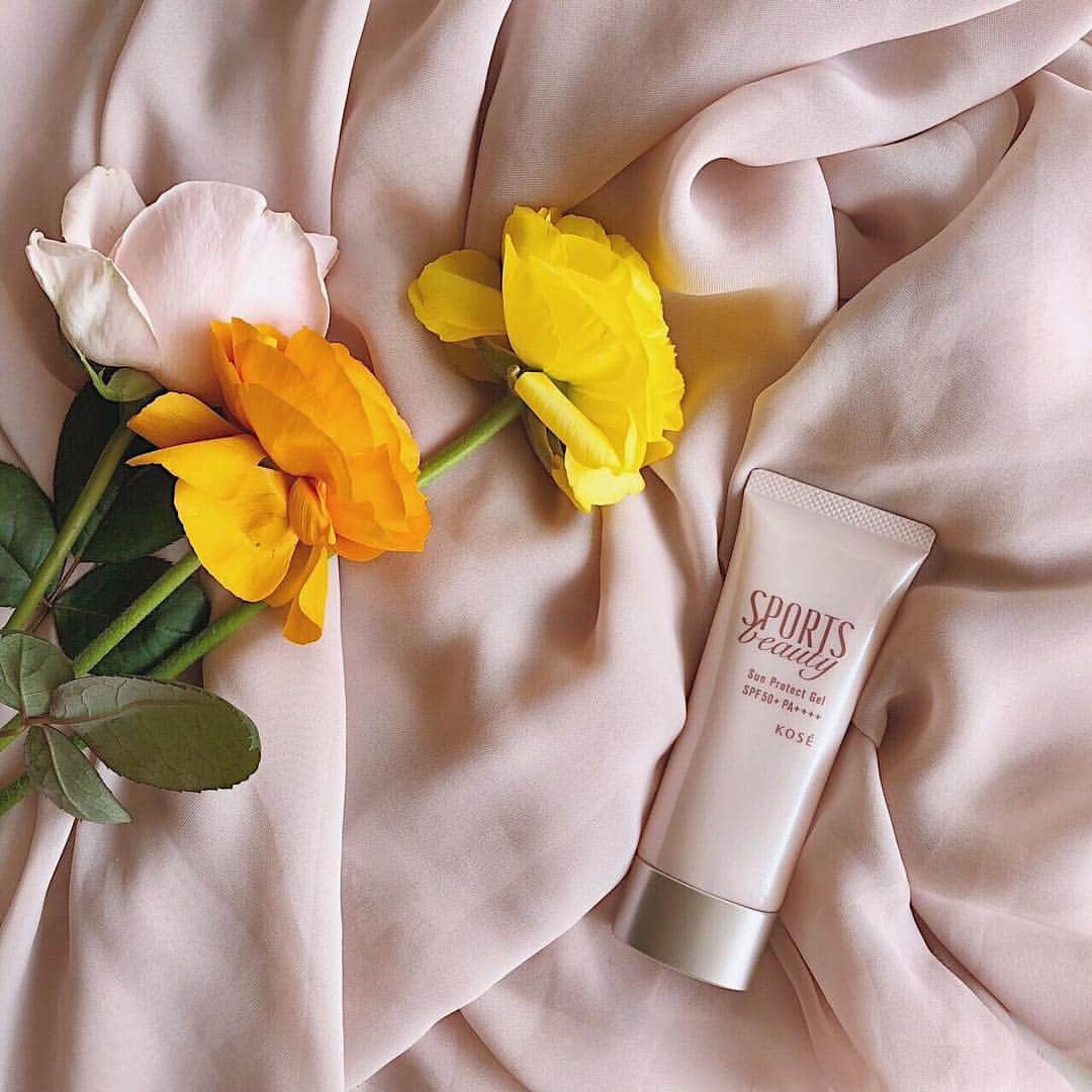 KOSE SportsBeautyのインスタグラム：「. 生まれ変わったSPORTS beauty で紫外線対策を🌸⁣⠀ 新しいSPORTS beautyは、落ちにくくヨレにくい。⁣⠀ 汗・水・皮脂に強く、過酷な紫外線からあなたの肌を守ります✨⁣⠀ ⁣⠀ ■KOSE SPORTS beauty⁣⠀ サンプロテクト ジェルタイプ⁣⠀ ⁣⠀ #SPORTSbeauty #スポーツビューティ #スポビ ⁣⠀ #スポ美 #スポ美クラブ ⁣⠀ #KOSE #コーセー #日焼け予防 #日焼け止め #日焼け対策 ⁣⠀ #紫外線 #紫外線対策 #紫外線予防 #UV #UV対策 #UVミルク  #suncare #美肌 #メタリックピンク #モテコスメ #cosme ⁣⠀ #置き画 #makeup #お気に入りコスメ #ピンク大好き ⁣⠀ #ピンクマニア #置き画くら部⁣⠀ ⁣⠀」