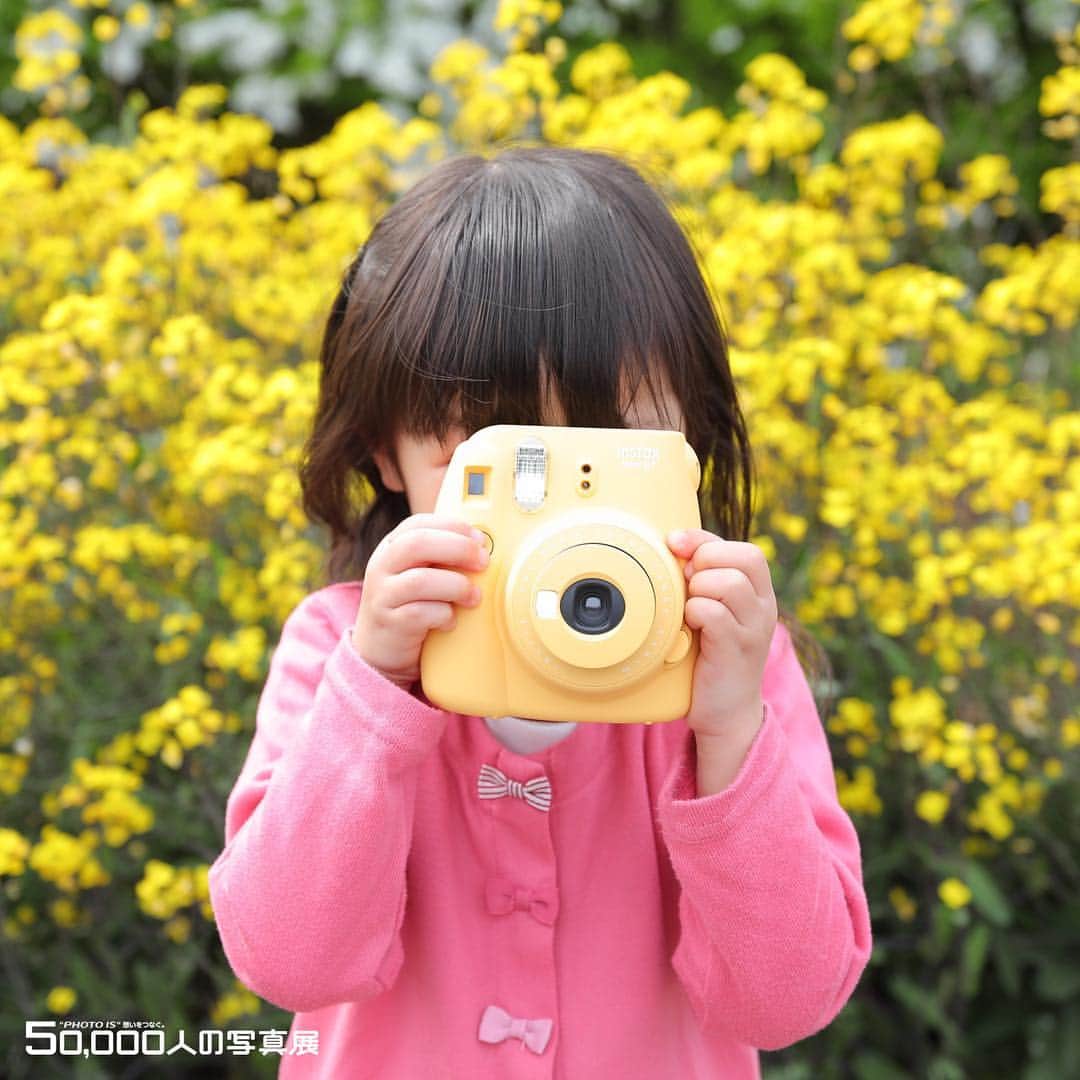 Fujifilm instaxさんのインスタグラム写真 - (Fujifilm instaxInstagram)「.﻿ 小さな手で一生懸命チェキを構えて❁﻿ ﻿ 子供の視点で撮ったチェキは、普段発見できない世界が広がっています𓅪﻿ 撮った写真は壁に貼ってもおしゃれでかわいいですよ✂︎﻿ ﻿ ୨୧┈┈┈┈┈୨୧﻿ ﻿ 日本最大級の参加型写真展「“PHOTO IS” 想いをつなぐ。50,000人の写真展 2019」＜Instagram部門＞作品募集中☺︎ ﻿ 「50,000人の写真展」＜Instagram部門＞は、公式アカウントをフォローして、指定のタグをつけて投稿するだけでご応募ができます𓅪 ﻿ ご応募いただいたすべての作品が飾られます。﻿ 応募は5テーマ×7会場の最大35枚。ご応募いただいたすべての写真を展示します！﻿ ﻿ “PHOTO IS”想いをつなぐ。﻿ 50,000人の写真展2019＜Instagram部門＞﻿ ﻿ ❁募集期間﻿ 6月2日（日）まで﻿ ﻿ ❁開催期間﻿ 7月12日（金）～10月6日（日）全国7会場で順次開催﻿ ﻿ ❁応募方法：﻿ 1）「50,000人写真展」公式アカウント @fujifilm_photois をフォロー﻿ ﻿ 2）指定ハッシュタグ「 #50000人の写真展 」と「 #photois 」﻿ ﻿ 3）ご希望の会場のハッシュタグの中から1つ﻿ 「 #東京 」「 #札幌 」「 #仙台 」「 #名古屋 」「 #大阪 」「 #広島 」「 #福岡 」﻿ ﻿ 4）募集テーマのハッシュタグの中から1つ﻿ 「 #日本の風景 」「 #キズナ 」「 #大切な家族 」「 #いつものこと 」「 #旅の思い出」﻿ ﻿ 5）メンション「 @fujifilm_photois 」﻿ をつけてInstagramに作品を投稿するだけで応募完了です。﻿ ﻿ 詳細はこちら→https://tagplus.biz/photois/  #instax #instaxcamera #instaxmini #mini8plus #cheki #チェキ #FUJIFILM #富士フイルム #こども  #はる #チェキのある生活  #2019  #Instagram部門 #写真展 #ご応募お待ちしております」4月15日 18時39分 - cheki_instax
