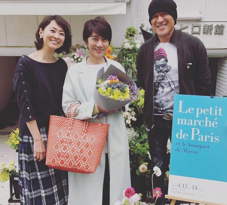 五明祐子さんのインスタグラム写真 - (五明祐子Instagram)「はあ… ほんとうに楽しい2日間だった☺️ 来てくださったみなさん、ご協力くださったみなさま、ありがとうございました！！ ・ ・ #lepetitmarchédeparisetlebouquetdemassa #パパラッチオバラ🤣#ポスター運んでもらっている写真シュールすぎて好きすぎる🤣」4月15日 18時31分 - gomyoyuko