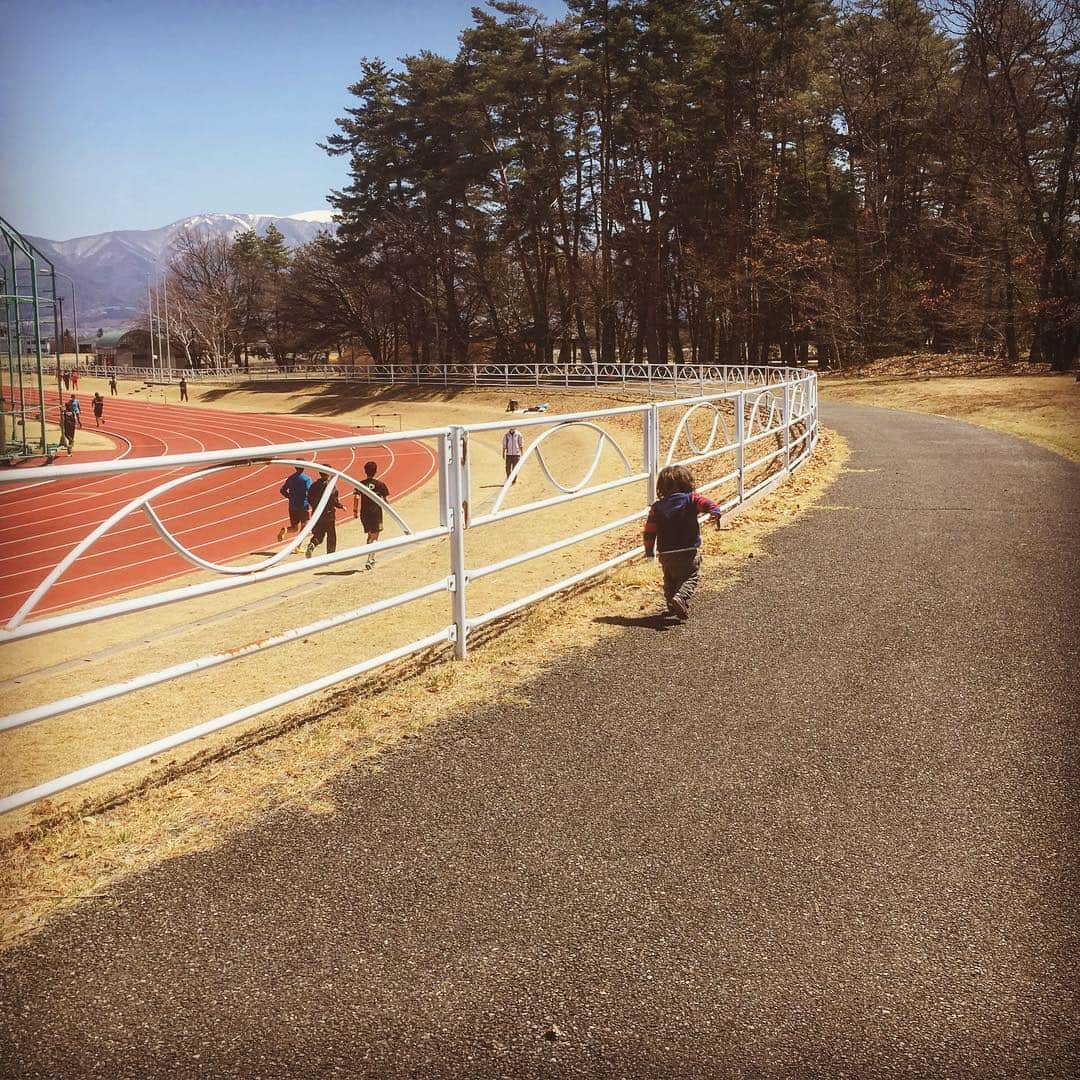 島崎直也のインスタグラム：「併走  #kids #1歳11ヶ月 #男の子」