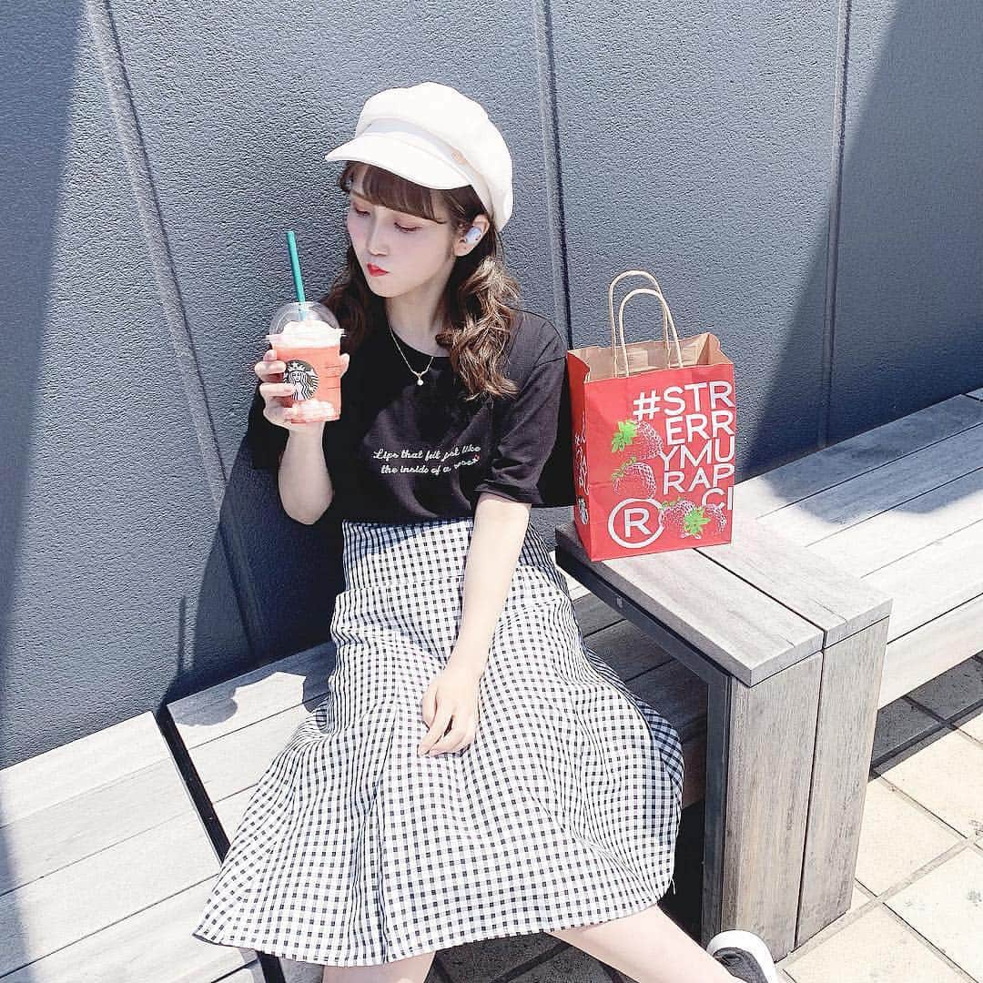 五十嵐茉優さんのインスタグラム写真 - (五十嵐茉優Instagram)「ㅤ ㅤ スタバの新作飲めた〜🍓 とりあえずレッドを頼んでみた！ 早くホワイトも飲みたい(´～`) ㅤ かぶってる白い帽子と ギンガムチェックのスカートは @__luluem の新作です！ ㅤ スカートはすごく細見えするし 着まわしもしやすいからおすすめ♡ ㅤ #luluem #スタバ新作 #スターバックス #ベリーベリーマッチフラペチーノ #モノトーンコーデ #きょコ #いつコ #ギンガムチェック #韓国ファッション #セレクトショップ #ootd #outfit #l4l #おしゃれさんと繋がりたい #プチプラファッション #かわ育 #ray公認インフルエンサー #larmedolls」4月15日 18時35分 - mau08us