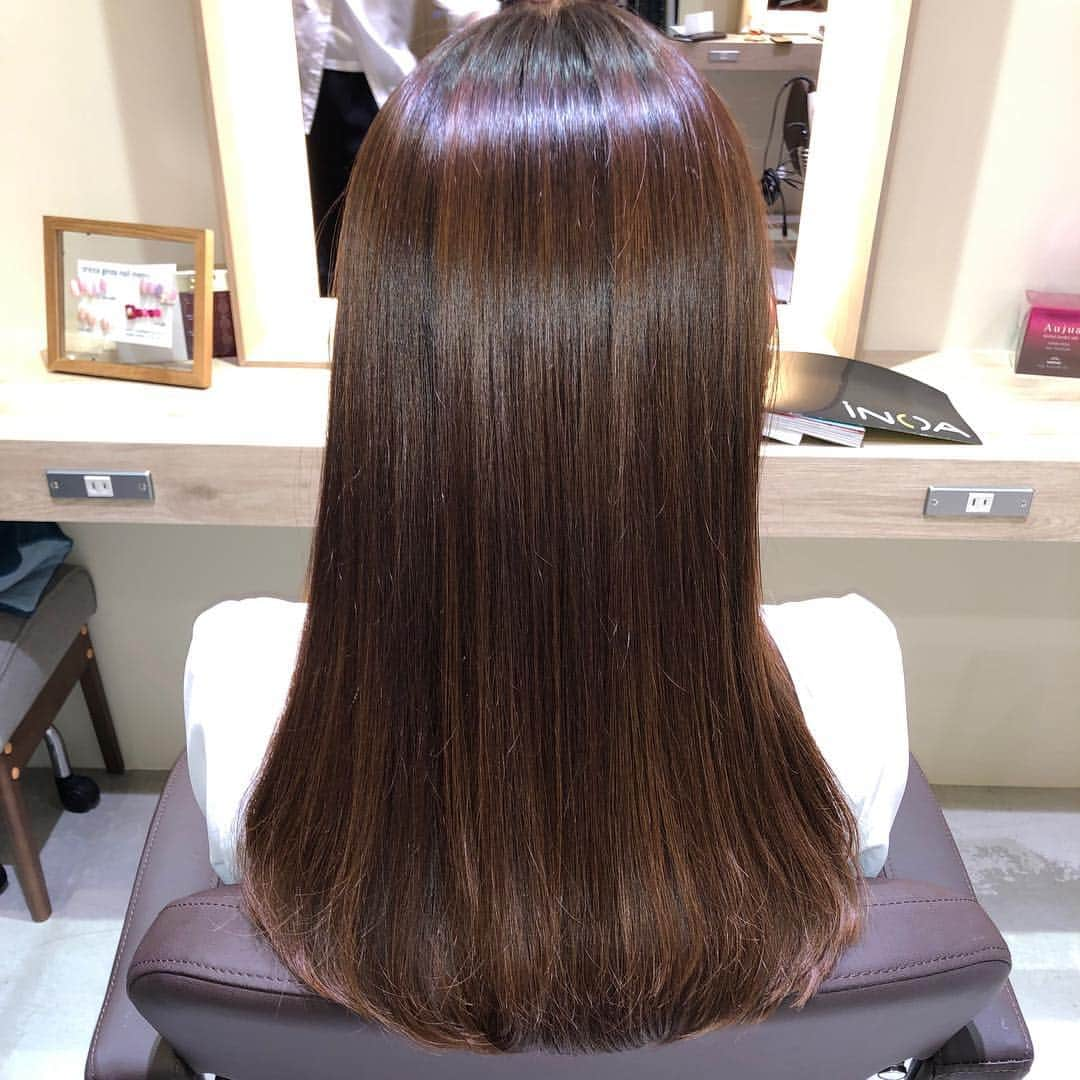 有村実樹さんのインスタグラム写真 - (有村実樹Instagram)「💇‍♀️﻿ tricca< @tricca_daikanyama >が銀座に新店舗< @tricca_ginza >をオープンしたので、カラーリング&ヘッドスパを体験しに行ってきました🌸﻿ ﻿ ﻿ 一番気になっていたのが、「ミラーロイド」❗️❗️﻿ (2枚目の動画をみてね)﻿ カラーリングやカットの際には、各席にセットされている鏡型のタッチパネルディスプレイで、試したいヘアスタイルを自分の顔でシュミレーションしながら相談できるので、イメージが伝わりやすく失敗の不安も無し😊♪﻿ ﻿ ﻿ 私は<オイルカラー>で今回もツヤツヤで柔らかな印象に仕上げてもらいました。﻿ 傷みを感じさせないトリートメントのようなカラーなので、髪の傷みが気になる人、傷みをケアしつつロングヘアを目指したい人には今一番おすすめなカラー法です。﻿ ﻿ ﻿ ﻿ 銀座店では、台湾式ヘッドスパも受けられますよ💆‍♀️﻿ 手技に加えて、カッサやブラシを使ったスパの痛気持ち良さは最高✨﻿ 久しぶりに人にマッサージをしてもらいましたが、一瞬で眠ってしまう心地よさでした😴﻿ ﻿ ﻿ ﻿銀座店では、まつげの育成メニューもあるので、そちらも要チェックです！  最新の技術を備えた素敵なサロンなので、ぜひ行ってみてくださいね😉 ﻿  #tricca #トリッカ #トリッカ銀座 #美容室 #ヘアサロン #新店舗 #銀座 #美容 #ヘアカラー #オイルカラー #台湾式ヘッドスパ #ヘアカラー ﻿」4月15日 18時36分 - arimura_miki