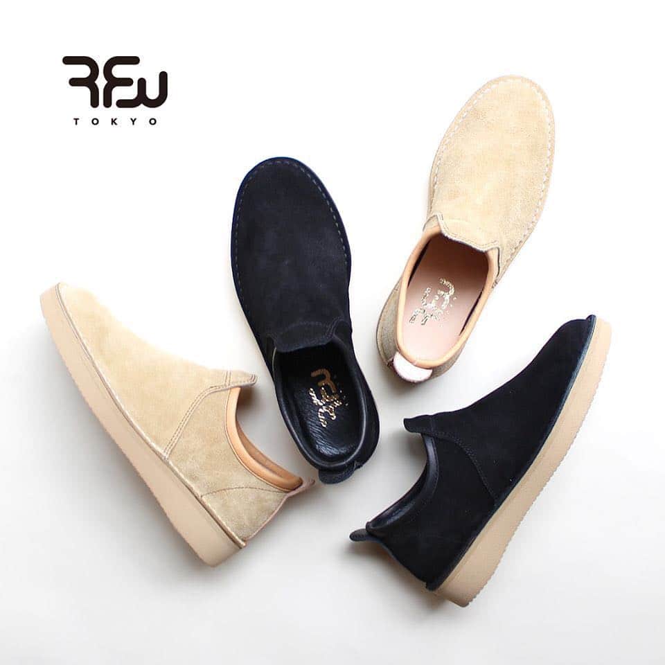 のインスタグラム：「《RFW 2019SS》  SWIFT LO SUEDE -Black＆Beige-  SWIFT LOに今季新色が登場！ アッパーにはスエードを使用し レザーにはない発色と質感が印象的です。 同色で統一したパイピングも美しい仕上がりになりました。  全国の取扱店、RPM、ONLINE SHOPにて 発売中です。  This season new item, meet the SWIFT LO ! Made from high quality suede material with soft texture and natural color like no other leather.  Design with piping along the lining makes your everyday wear more stylish !  Selling at Nationwide dealer shop, RPM, ONLINE SHOP.  www.rfwtokyo.com @rfwtokyo  #rfw #rfwtokyo #rhythmfootwear #sneaker #sneakers #kicks #instashoes #instakicks #sneakerhead #sneakerheads #nicekicks #sneakerfreak #kickstagram #2019ss #spring #summer #renewal #20th #aniversary #tokyo #rpm #rhythmprimarymarket #swift #suede #black #beige」