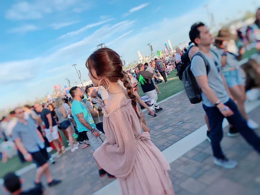 宇野実彩子さんのインスタグラム写真 - (宇野実彩子Instagram)「. #coachella2019 3日目も 歌って踊って楽しかったです🎼🎡✨ . 今日はオフショルワンピに編み込みヘアで参加したよ👗💞 素敵なフェスコーデもたくさん見かけて 勉強になった👀📝 . 最高の音楽に触れた旅でした💝 #うの旅」4月15日 18時45分 - misako_uno_aaa